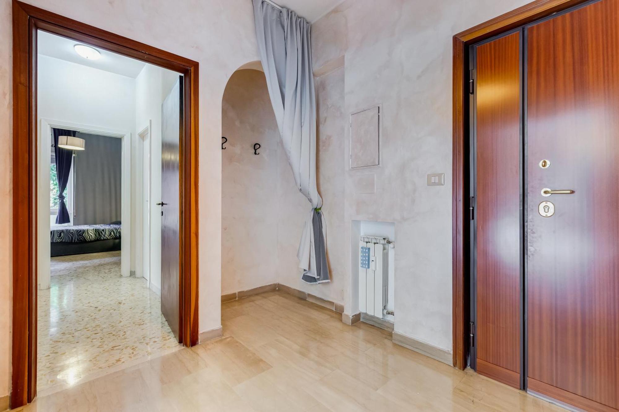 Large With Swimming Pool And Tennis Court Near The Station * Roma