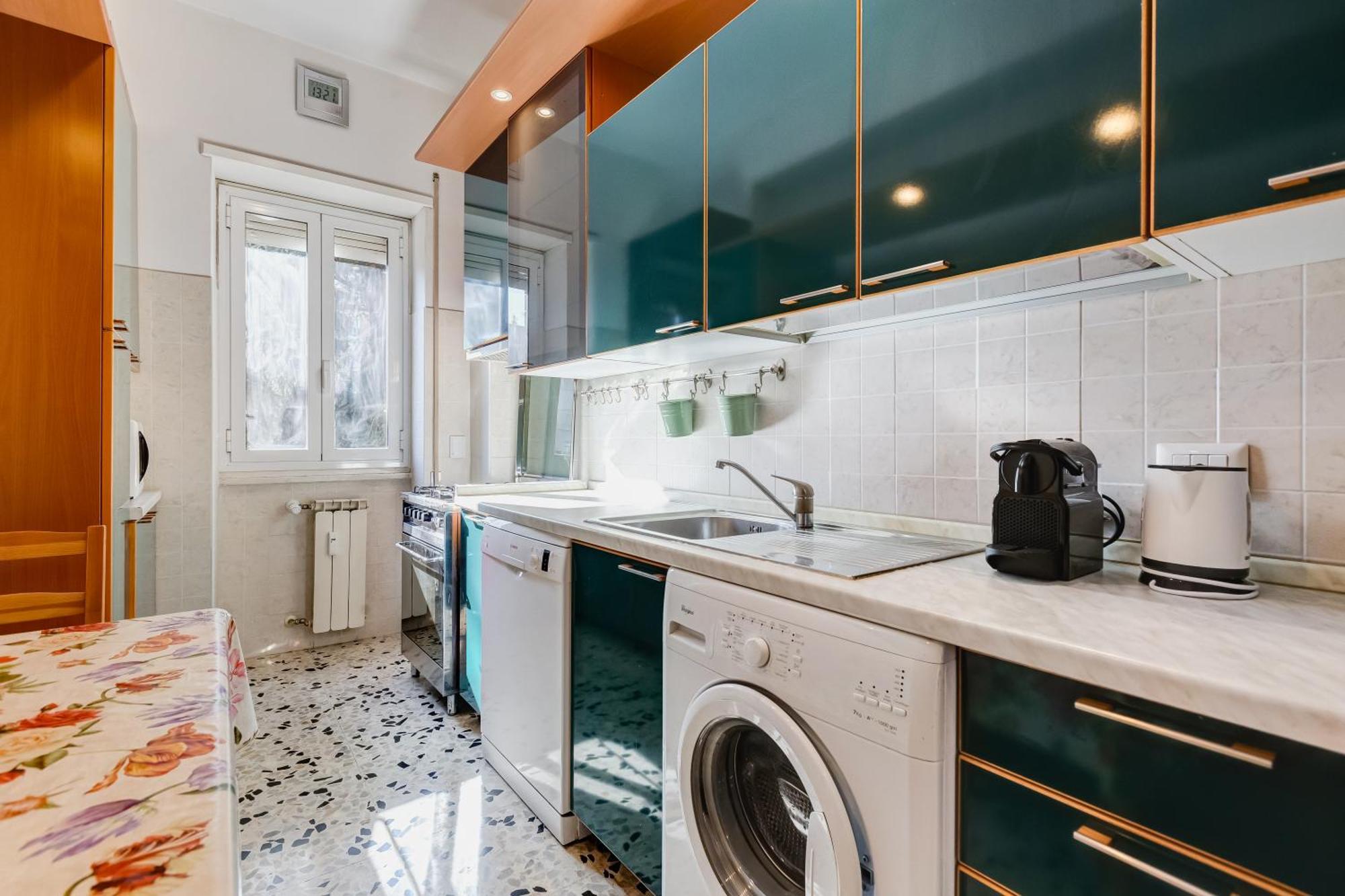 Apartment Large With Swimming Pool And Tennis Court Near The Station Rom