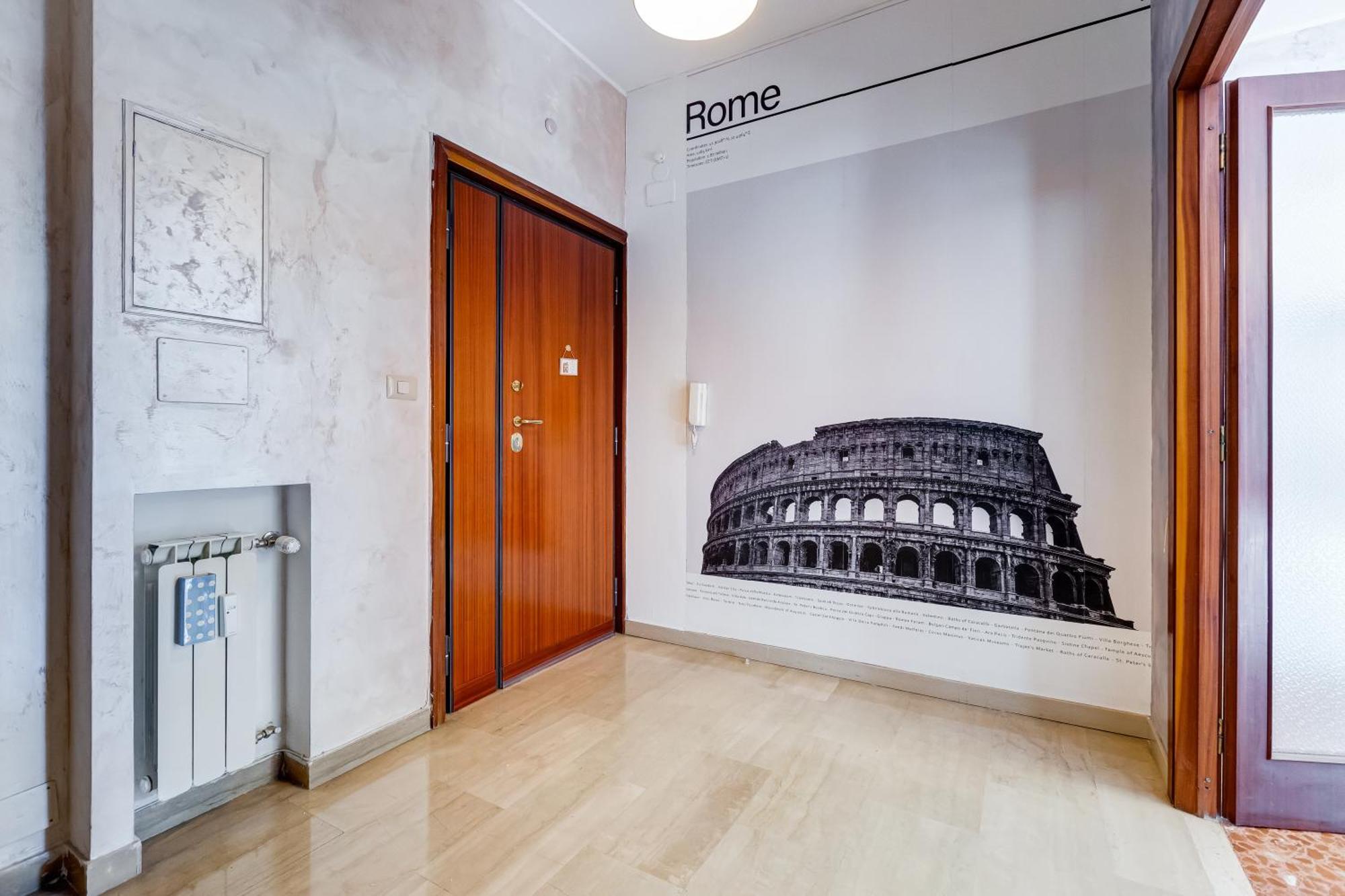 Large With Swimming Pool And Tennis Court Near The Station Roma