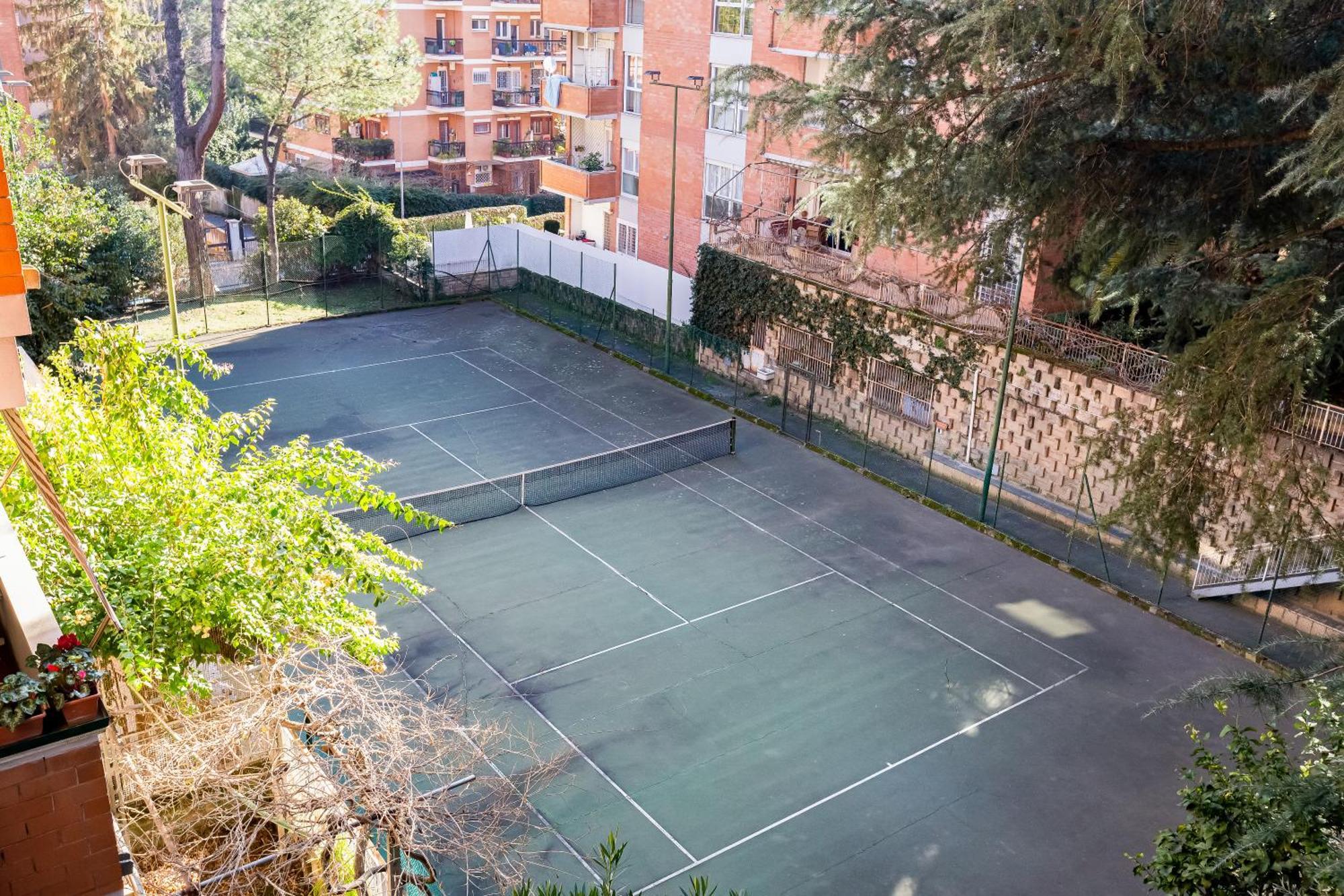 Large With Swimming Pool And Tennis Court Near The Station Roma