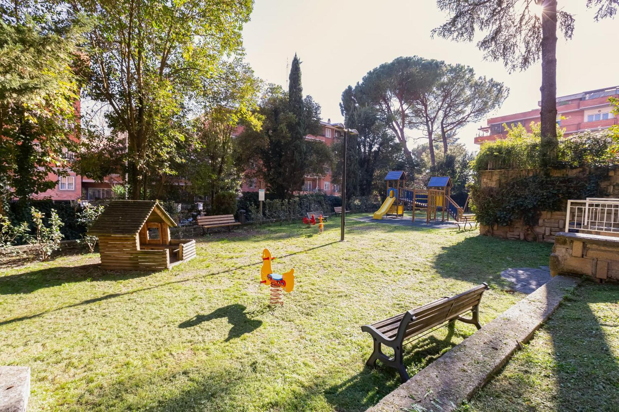 Large With Swimming Pool And Tennis Court Near The Station Apartamento