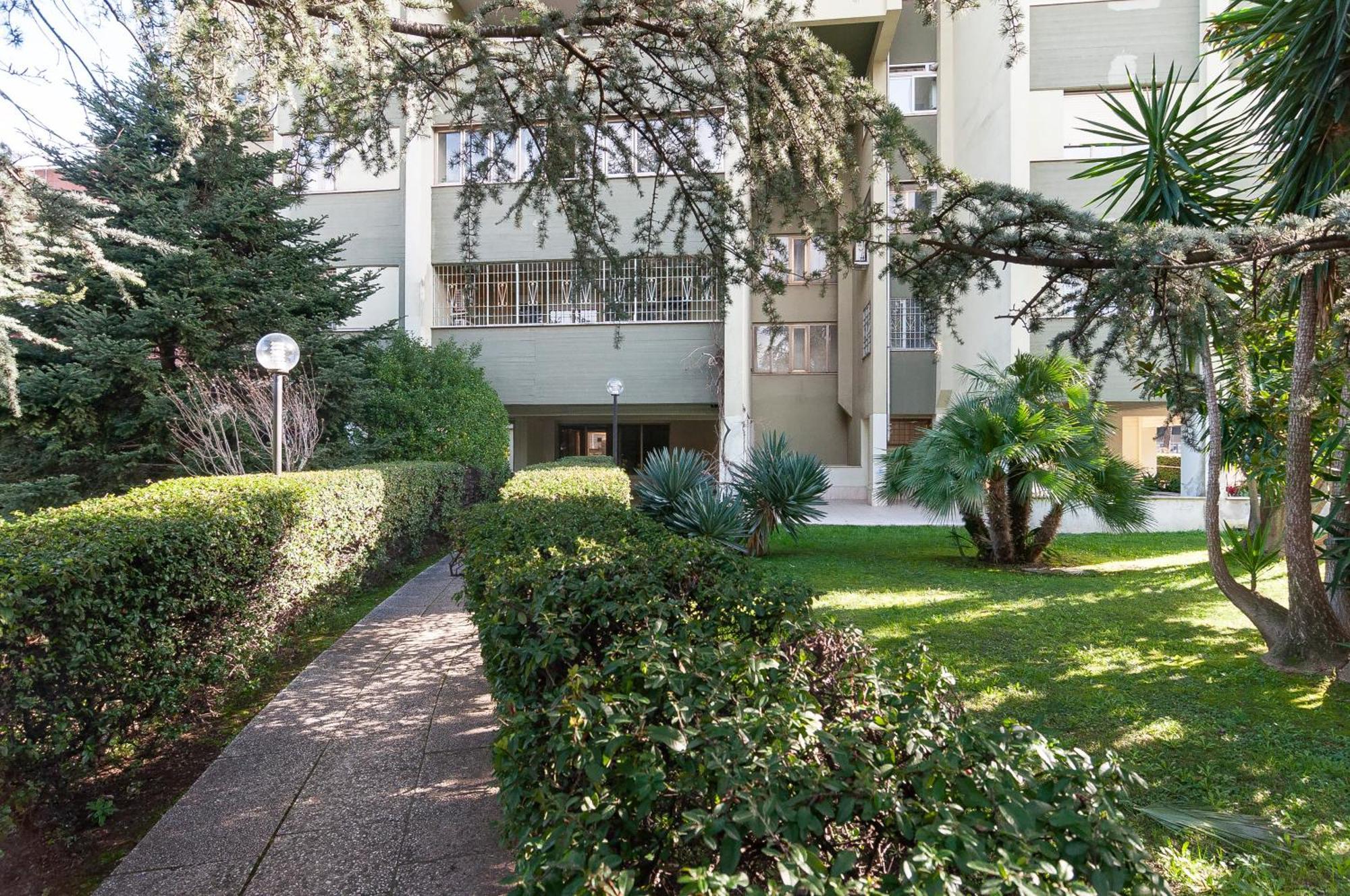 Elegant Comfy Three-rooms In Eur With Parking Apartamento Roma
