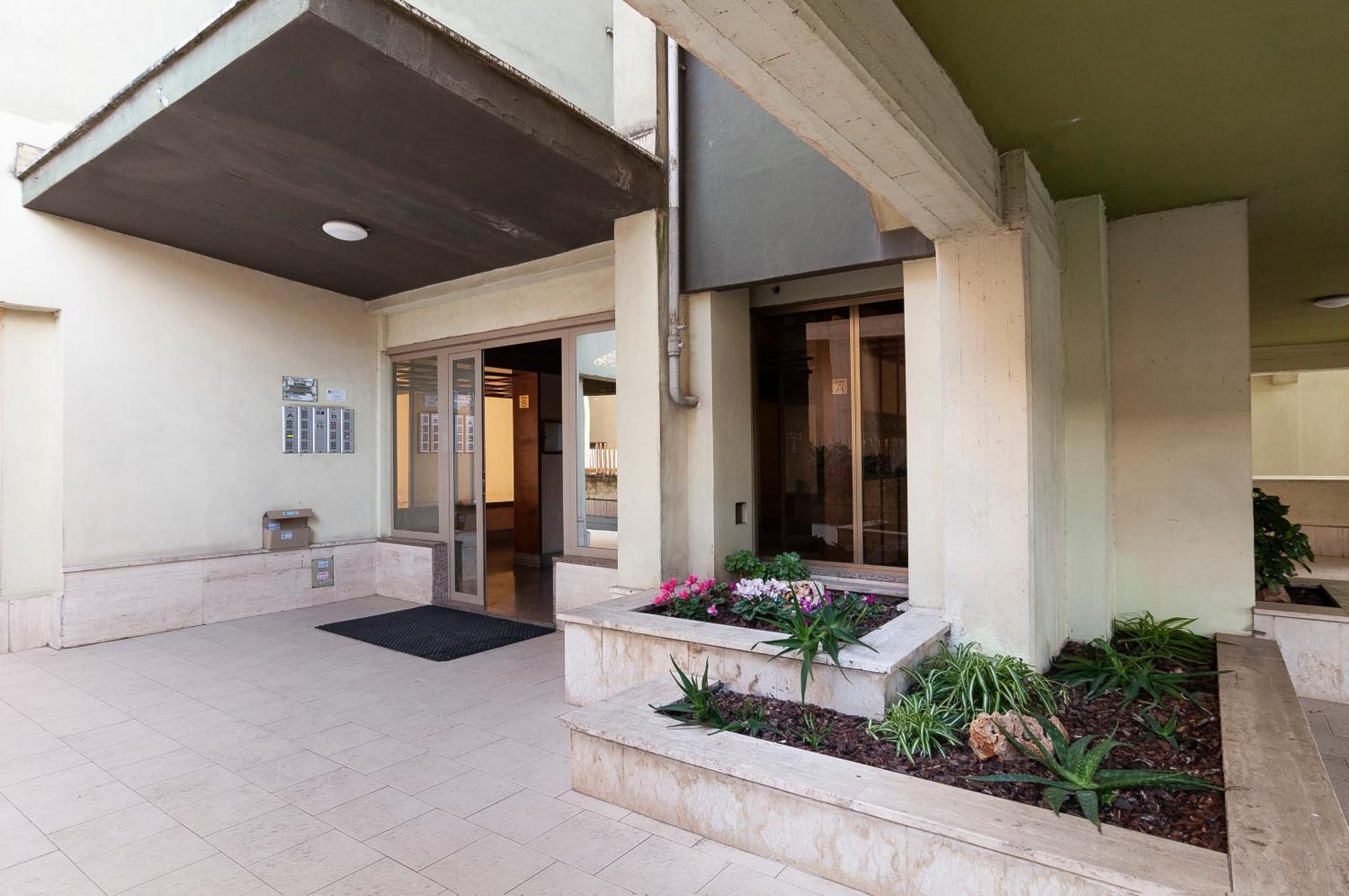Apartamento Elegant Comfy Three-rooms In Eur With Parking