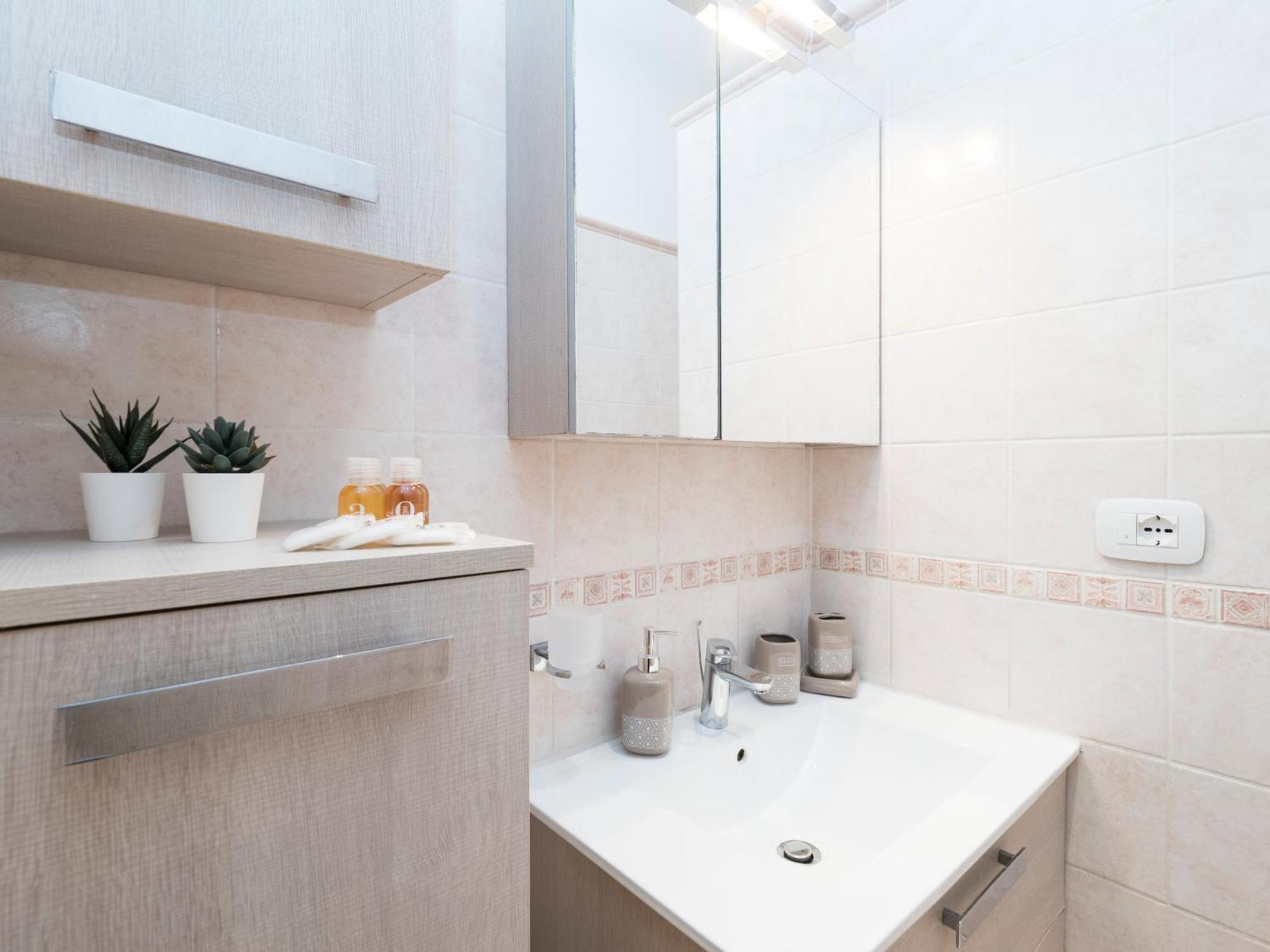 {colosseum 10 Minutes} Netflix & Free Wi-fi Apartment *