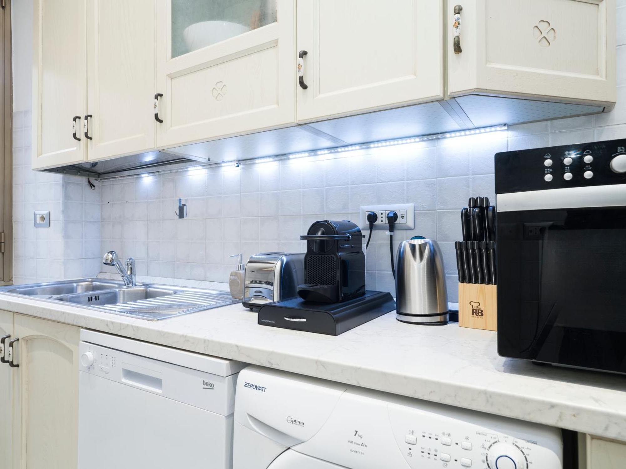 {colosseum 10 Minutes} Netflix & Free Wi-fi Apartment *
