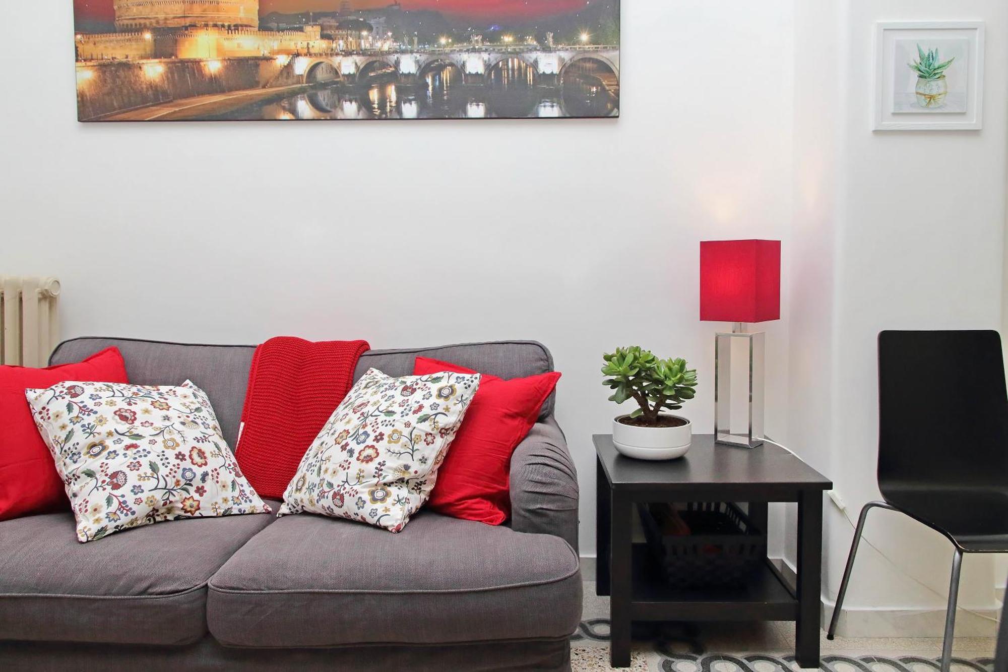 Casa Giuliana -3br 2bath Flat, 116 M2 On One Level, 2nd Floor With Lift, High Comfort, Quite, Chic, Doorman, 600 Meters From Vatican Museums And Ottaviano Metro, Plenty Of District Facilities, Welcome Drinks & Local Guide, 24 Hour 4 Language Su Roma