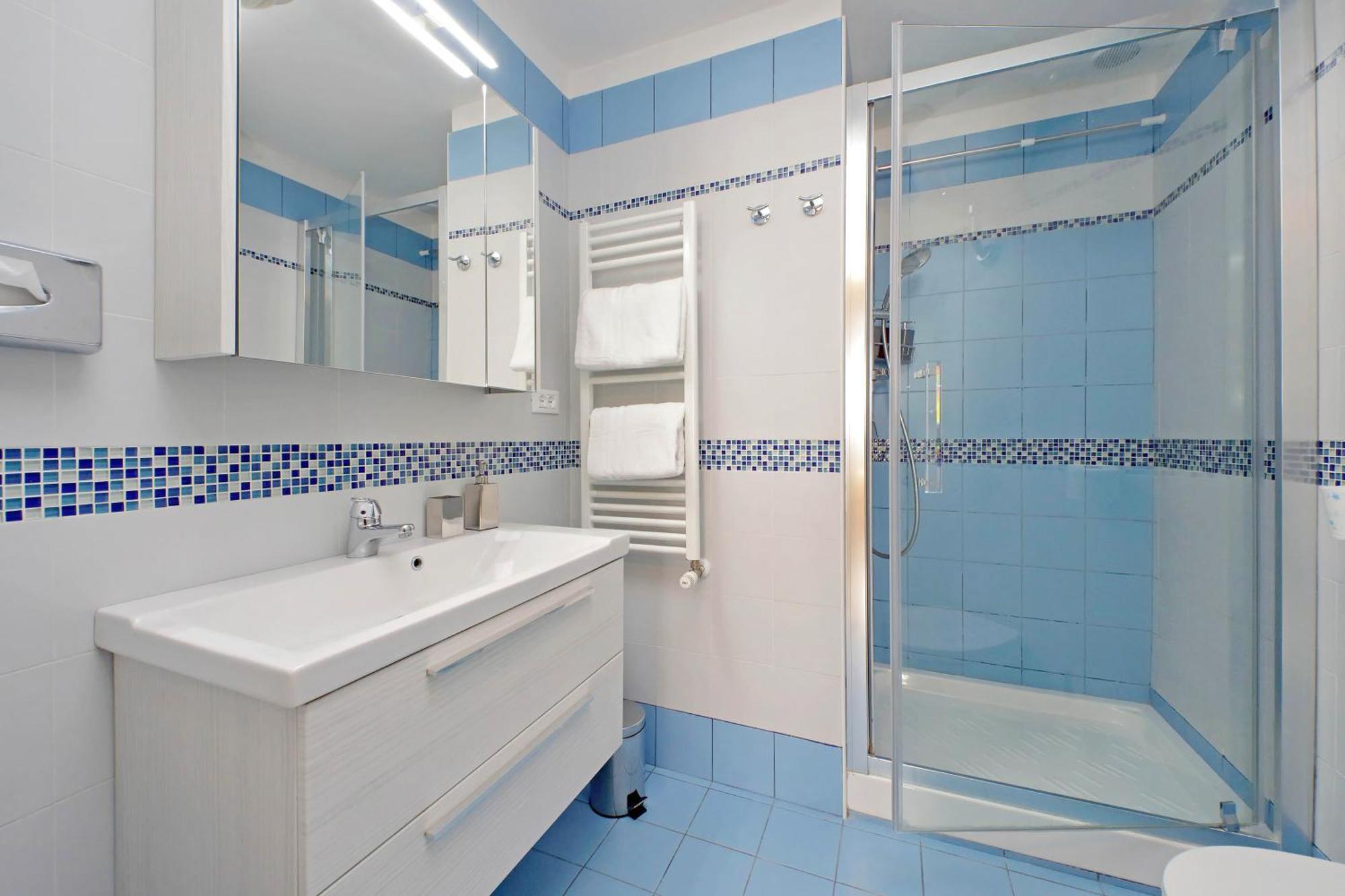 Casa Giuliana -3br 2bath Flat, 116 M2 On One Level, 2nd Floor With Lift, High Comfort, Quite, Chic, Doorman, 600 Meters From Vatican Museums And Ottaviano Metro, Plenty Of District Facilities, Welcome Drinks & Local Guide, 24 Hour 4 Language Su Roma