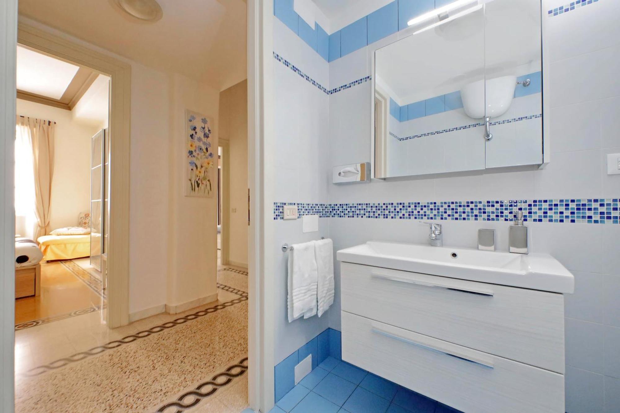 Casa Giuliana -3br 2bath Flat, 116 M2 On One Level, 2nd Floor With Lift, High Comfort, Quite, Chic, Doorman, 600 Meters From Vatican Museums And Ottaviano Metro, Plenty Of District Facilities, Welcome Drinks & Local Guide, 24 Hour 4 Language Su Appartamento Roma