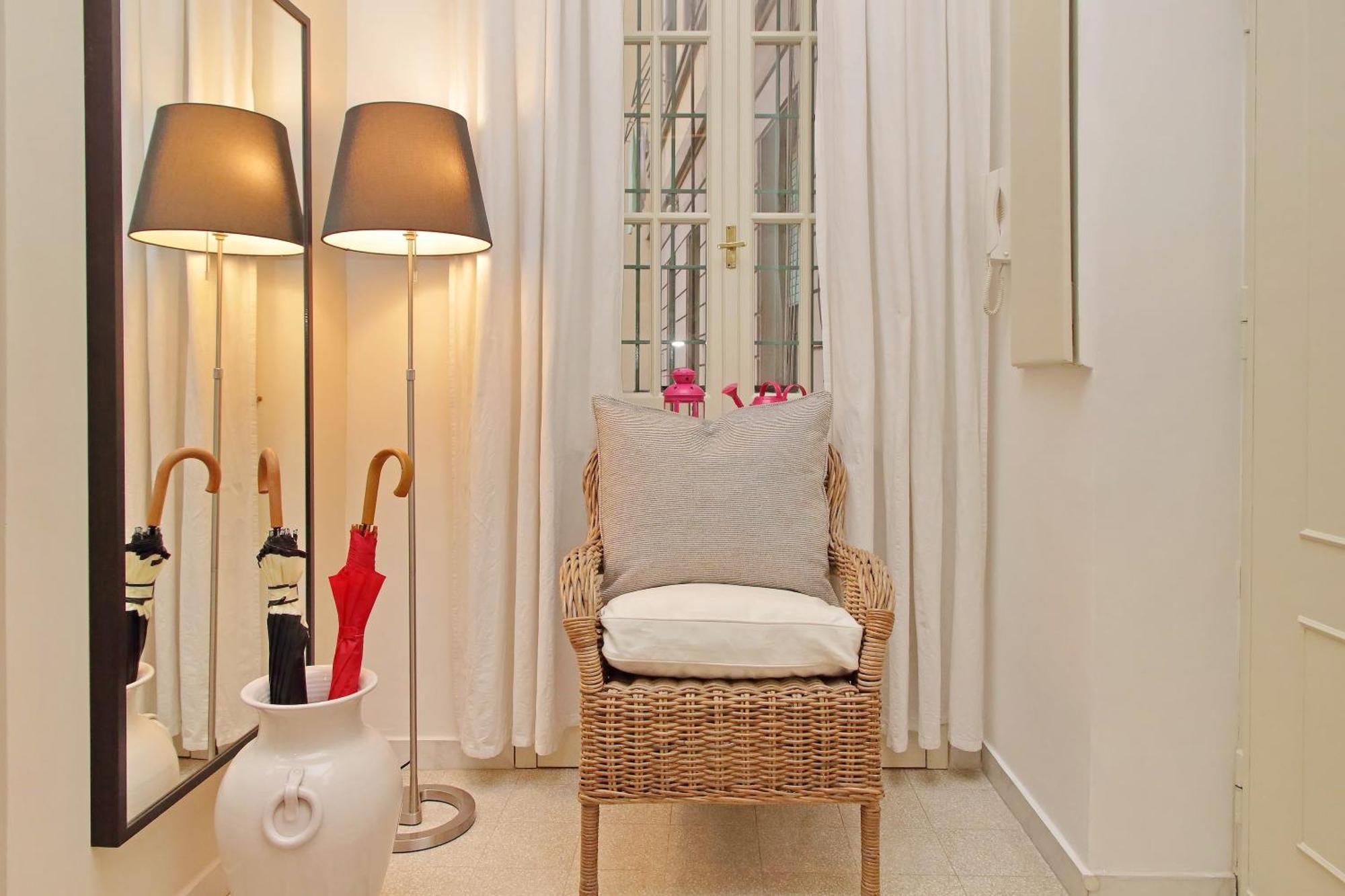 Appartamento Casa Giuliana -3br 2bath Flat, 116 M2 On One Level, 2nd Floor With Lift, High Comfort, Quite, Chic, Doorman, 600 Meters From Vatican Museums And Ottaviano Metro, Plenty Of District Facilities, Welcome Drinks & Local Guide, 24 Hour 4 Language Su *