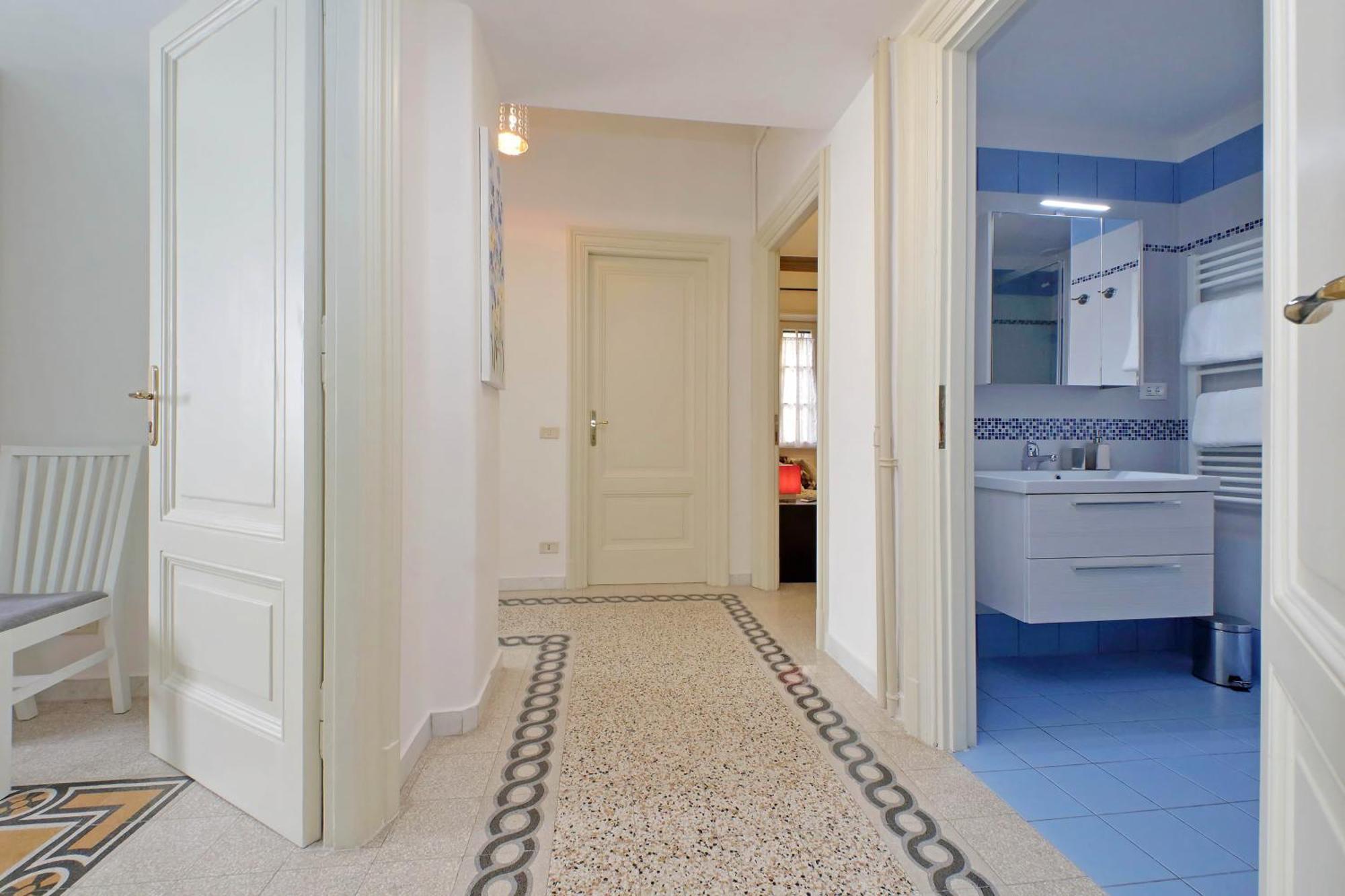 Casa Giuliana -3br 2bath Flat, 116 M2 On One Level, 2nd Floor With Lift, High Comfort, Quite, Chic, Doorman, 600 Meters From Vatican Museums And Ottaviano Metro, Plenty Of District Facilities, Welcome Drinks & Local Guide, 24 Hour 4 Language Su Appartamento *