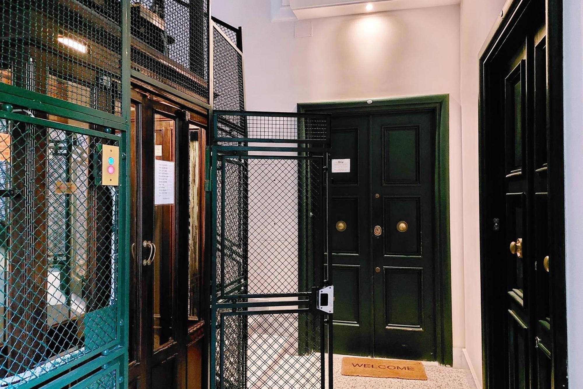 Appartamento Casa Giuliana -3br 2bath Flat, 116 M2 On One Level, 2nd Floor With Lift, High Comfort, Quite, Chic, Doorman, 600 Meters From Vatican Museums And Ottaviano Metro, Plenty Of District Facilities, Welcome Drinks & Local Guide, 24 Hour 4 Language Su
