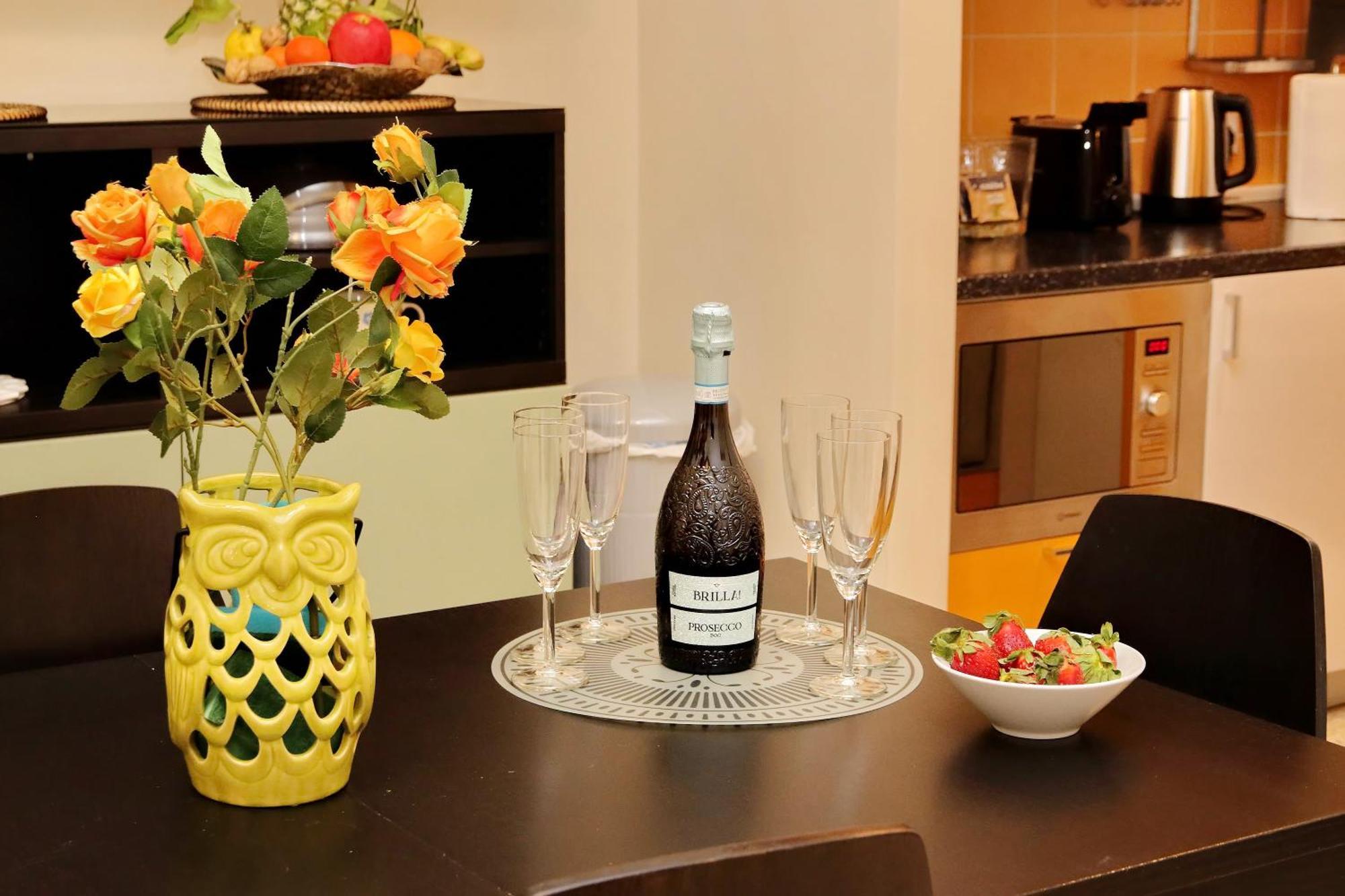 Casa Giuliana -3br 2bath Flat, 116 M2 On One Level, 2nd Floor With Lift, High Comfort, Quite, Chic, Doorman, 600 Meters From Vatican Museums And Ottaviano Metro, Plenty Of District Facilities, Welcome Drinks & Local Guide, 24 Hour 4 Language Su Appartamento *