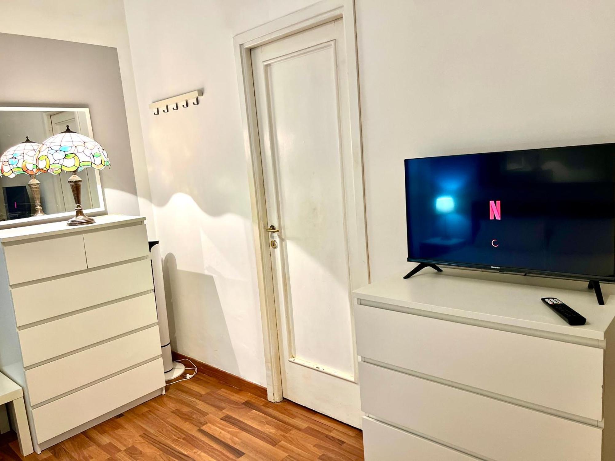 Lovely Art 2 Bedroom Flat Next To Metro Station Lodi Roma