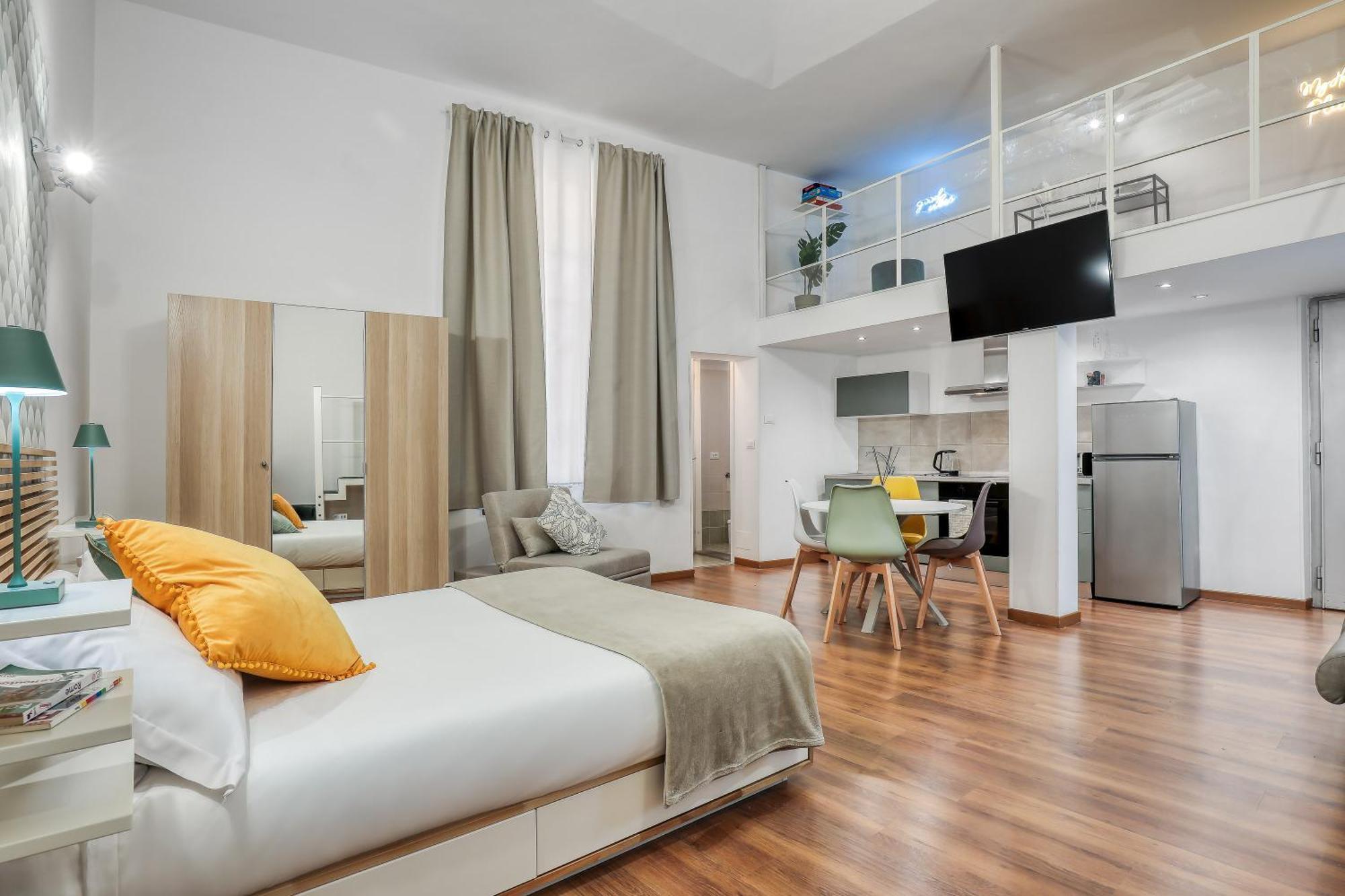 Atrhome Essential Loft Canova * Rome