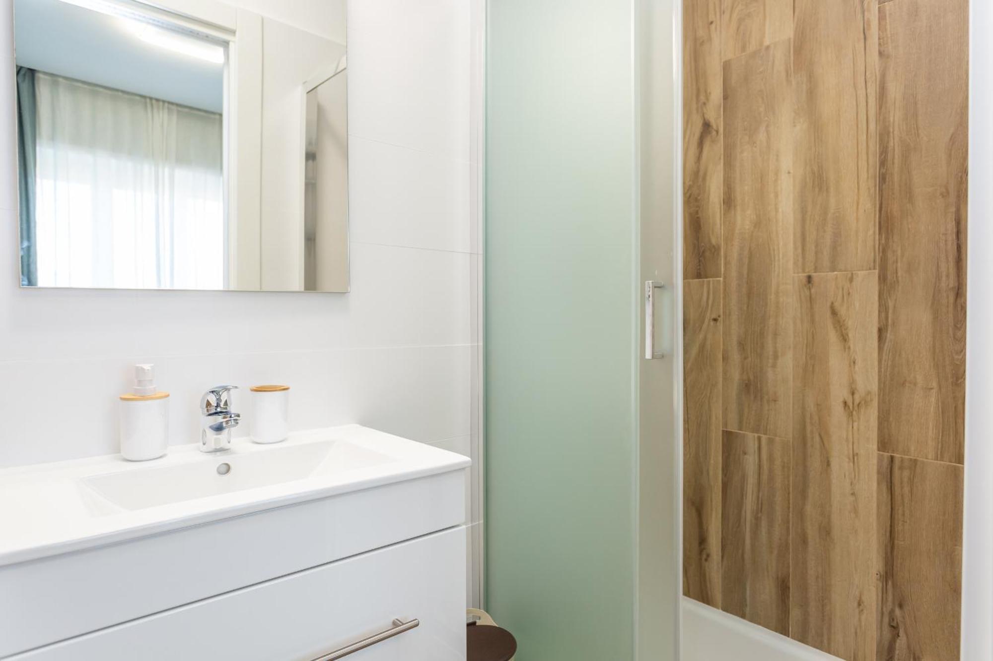 2-bedroom Retreat Near Metro & Parks Roma