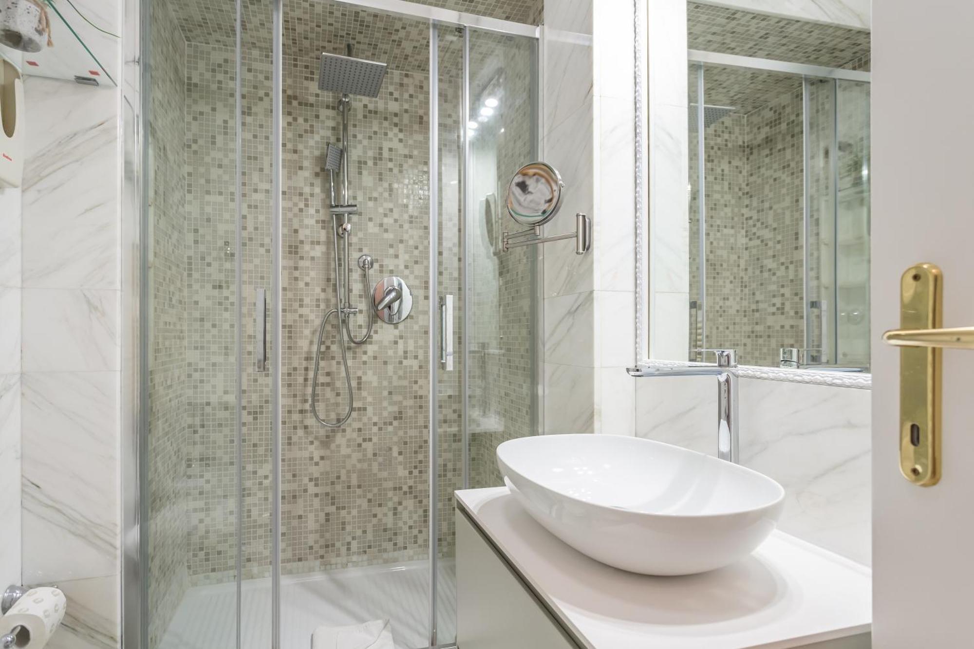 Stylish Spanish Steps Retreat Rom