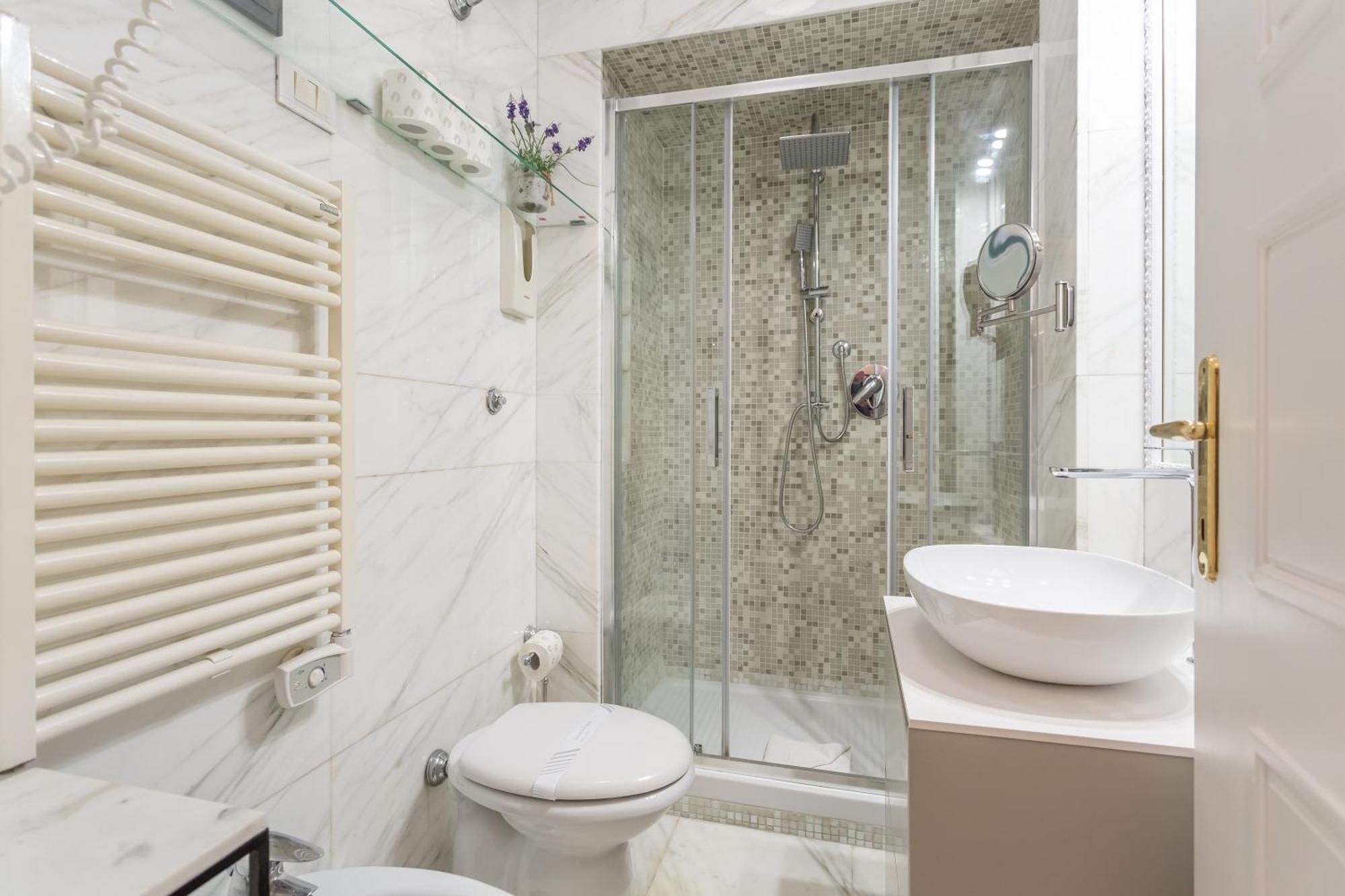 Stylish Spanish Steps Retreat Rom