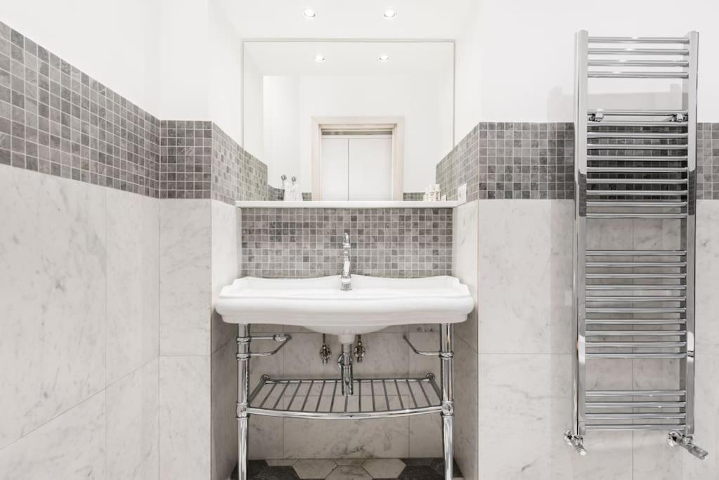 Modern Comfort, Poetic Charm * Roma