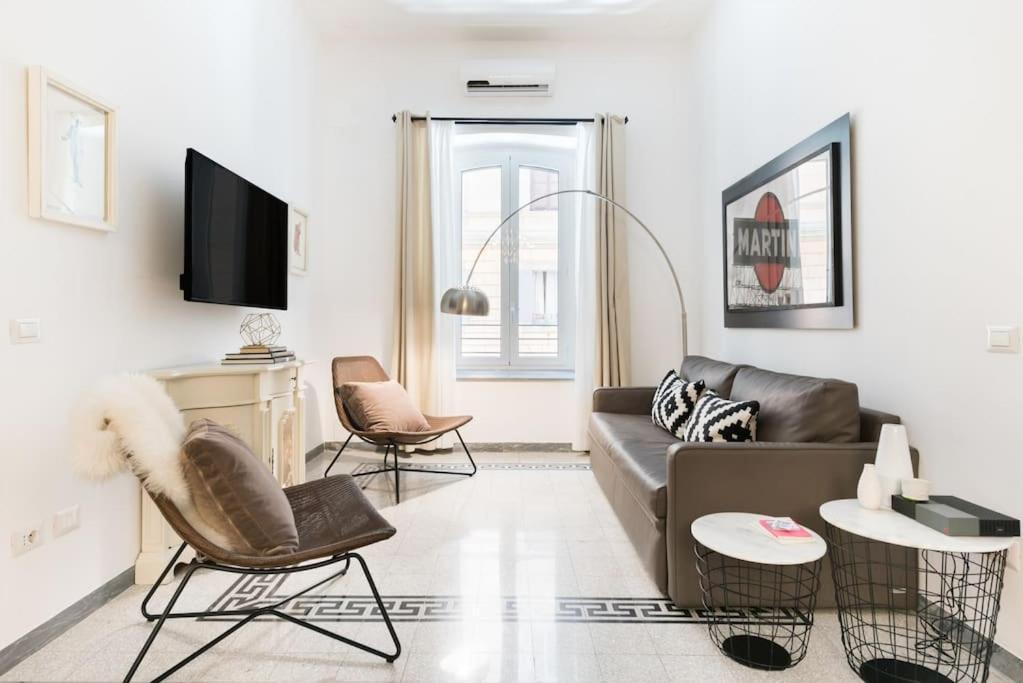 Modern Comfort, Poetic Charm Roma