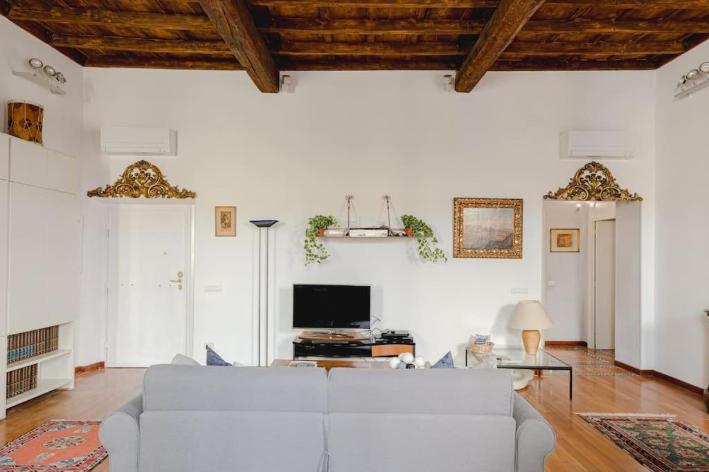 Giusi Trevi Appartamento Roma