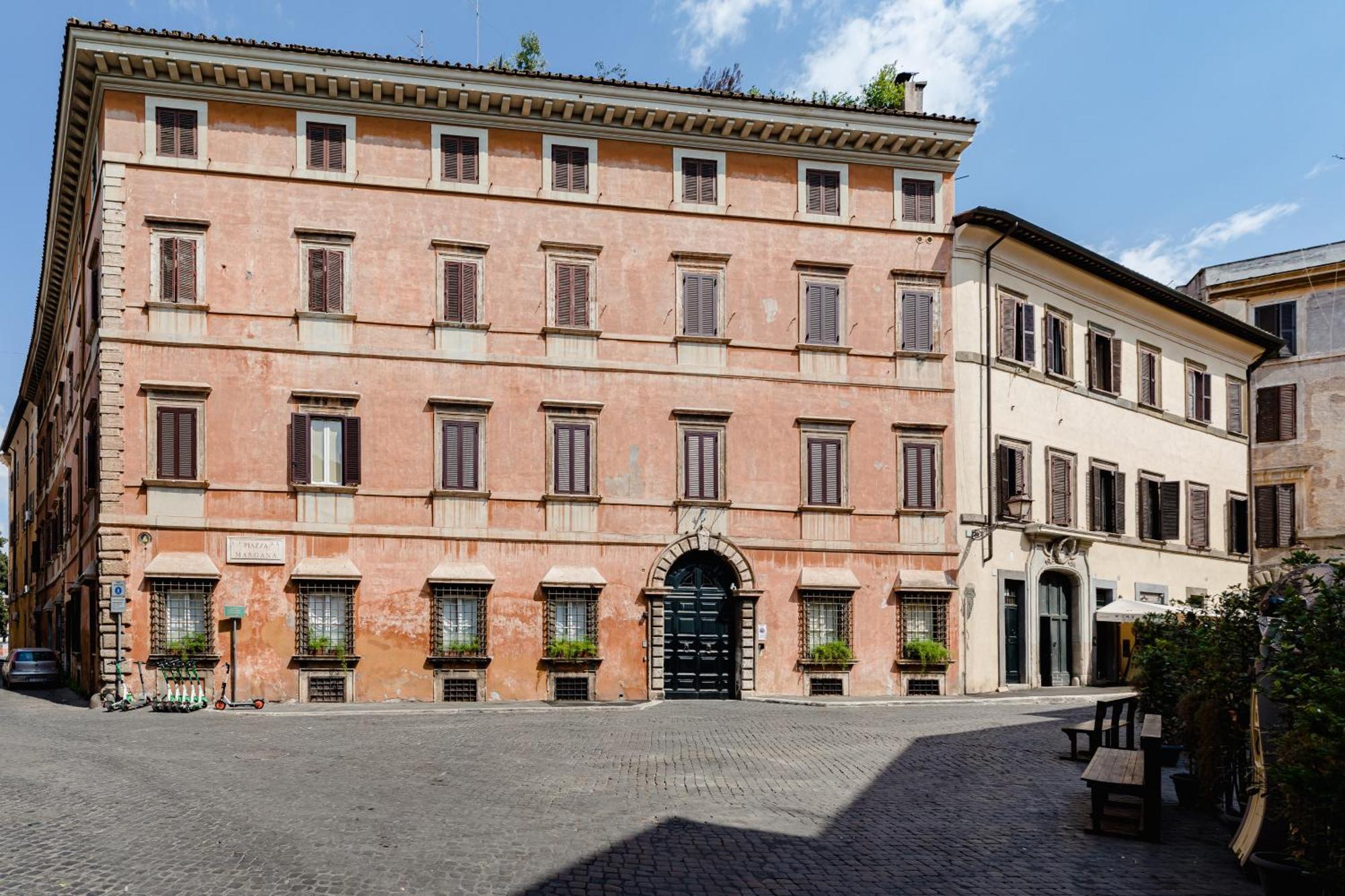 Piazza Margana Private * Roma