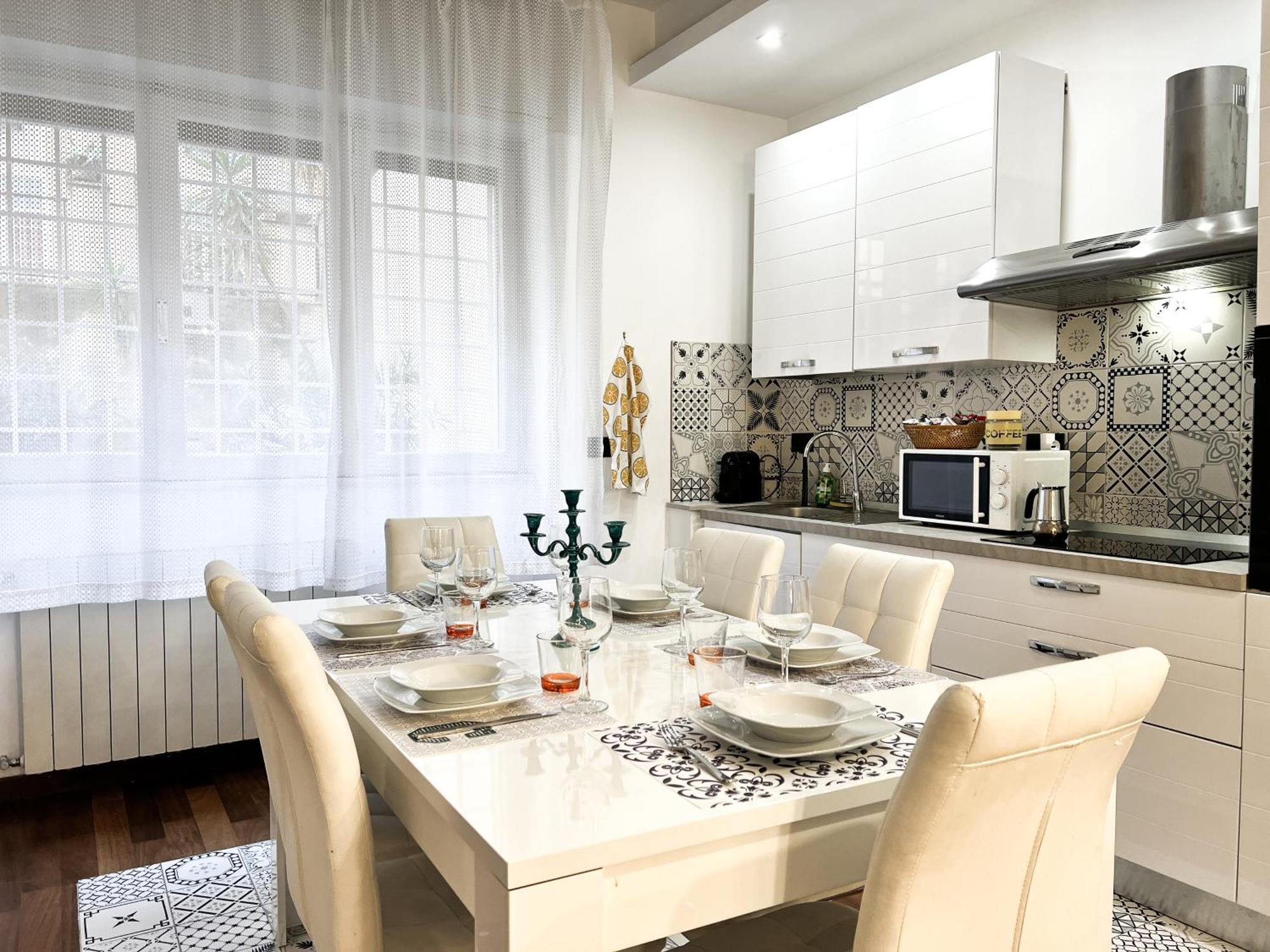 Leilighet Unique House - 3 Bedrooms & 2 Bathrooms With 4 Beds - 100 Meters To The Metro A *
