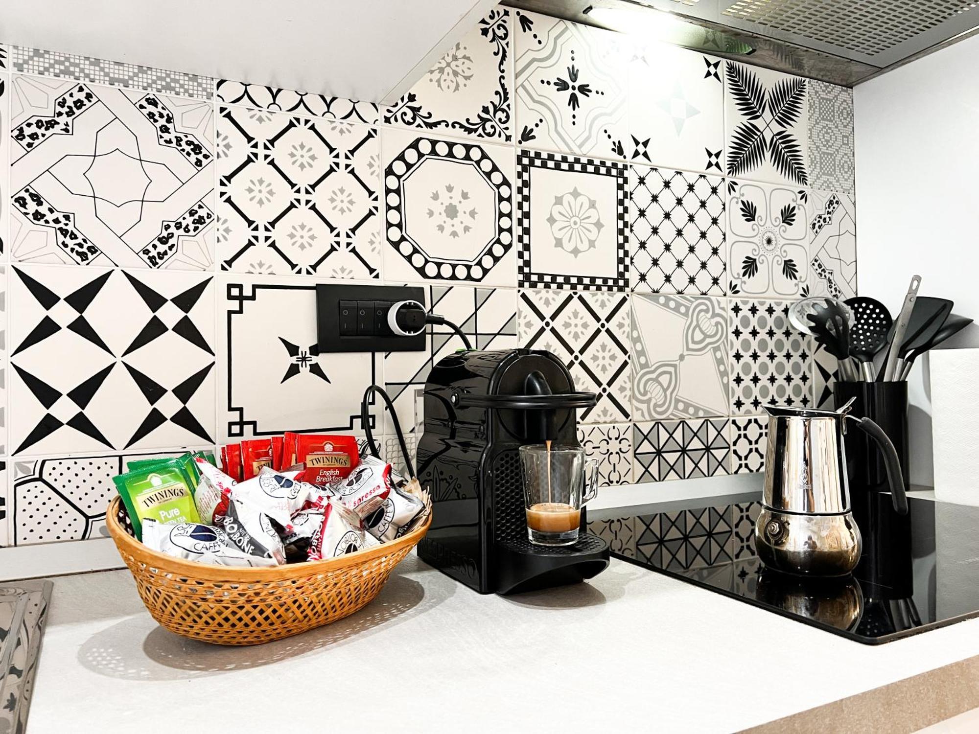 Unique House - 3 Bedrooms & 2 Bathrooms With 4 Beds - 100 Meters To The Metro A Leilighet