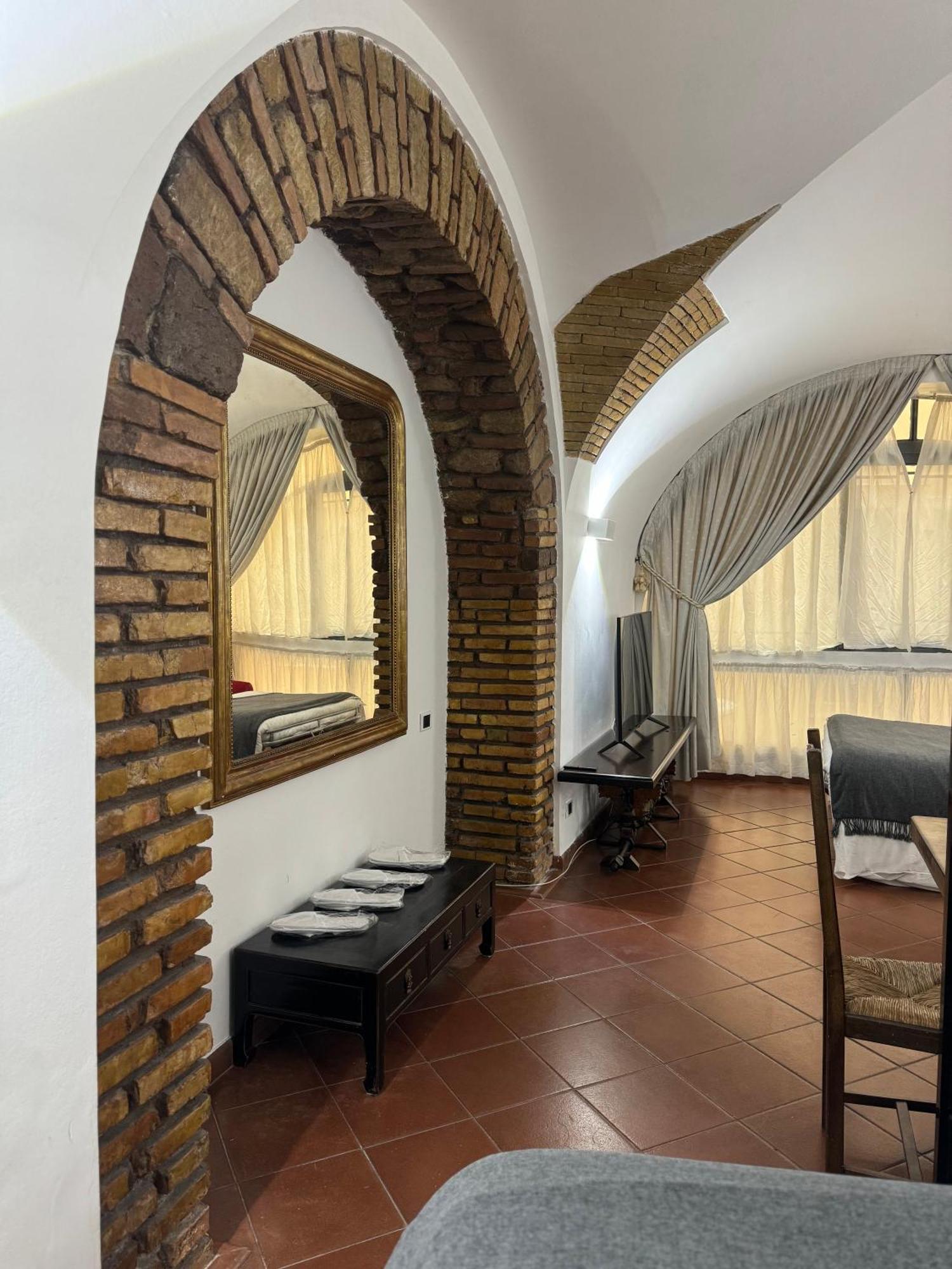 Eternal Apartment Rom