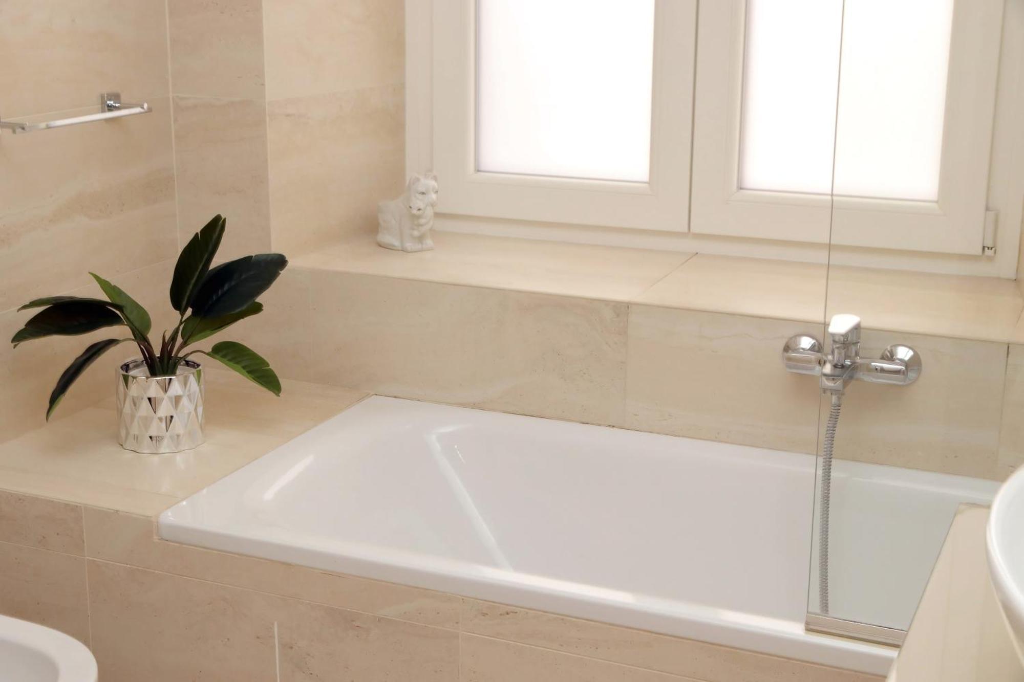 Elegant And Spacious Apartment, Vespasiano 9 *