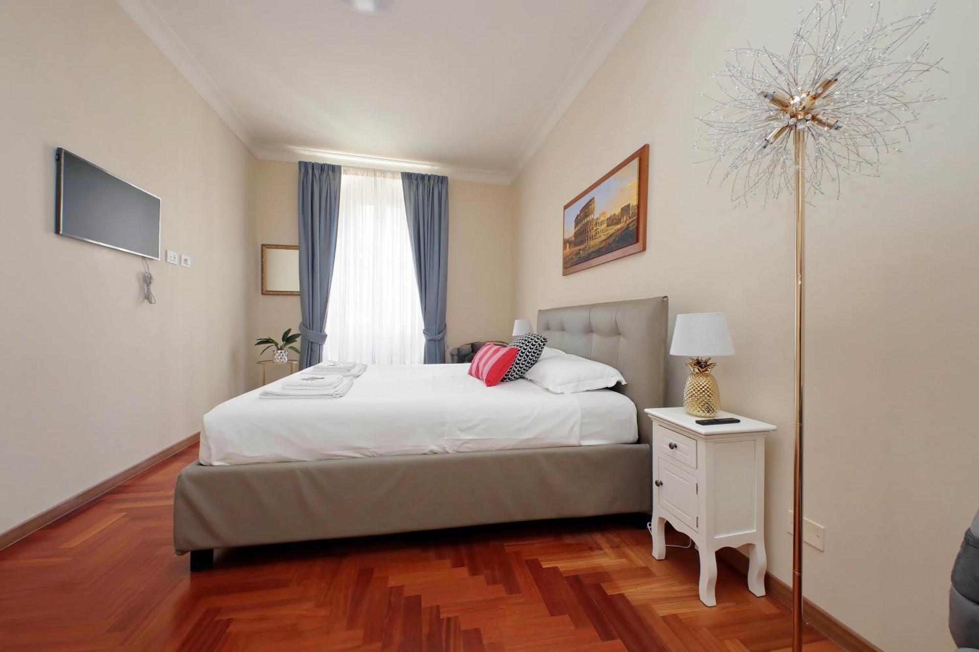 Elegant And Spacious Apartment, Vespasiano 9 * Roma