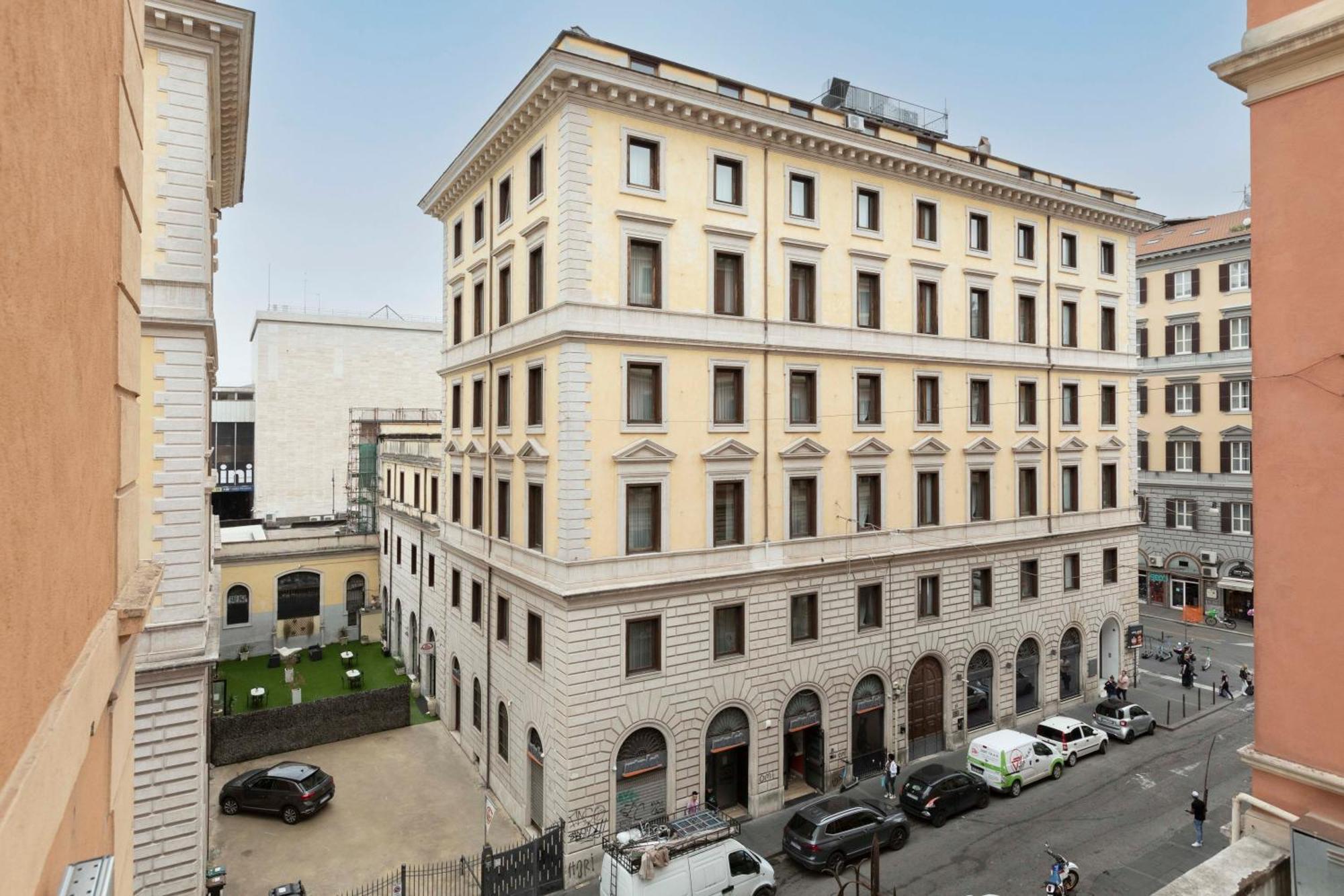 Capitol Aparthotel 3*