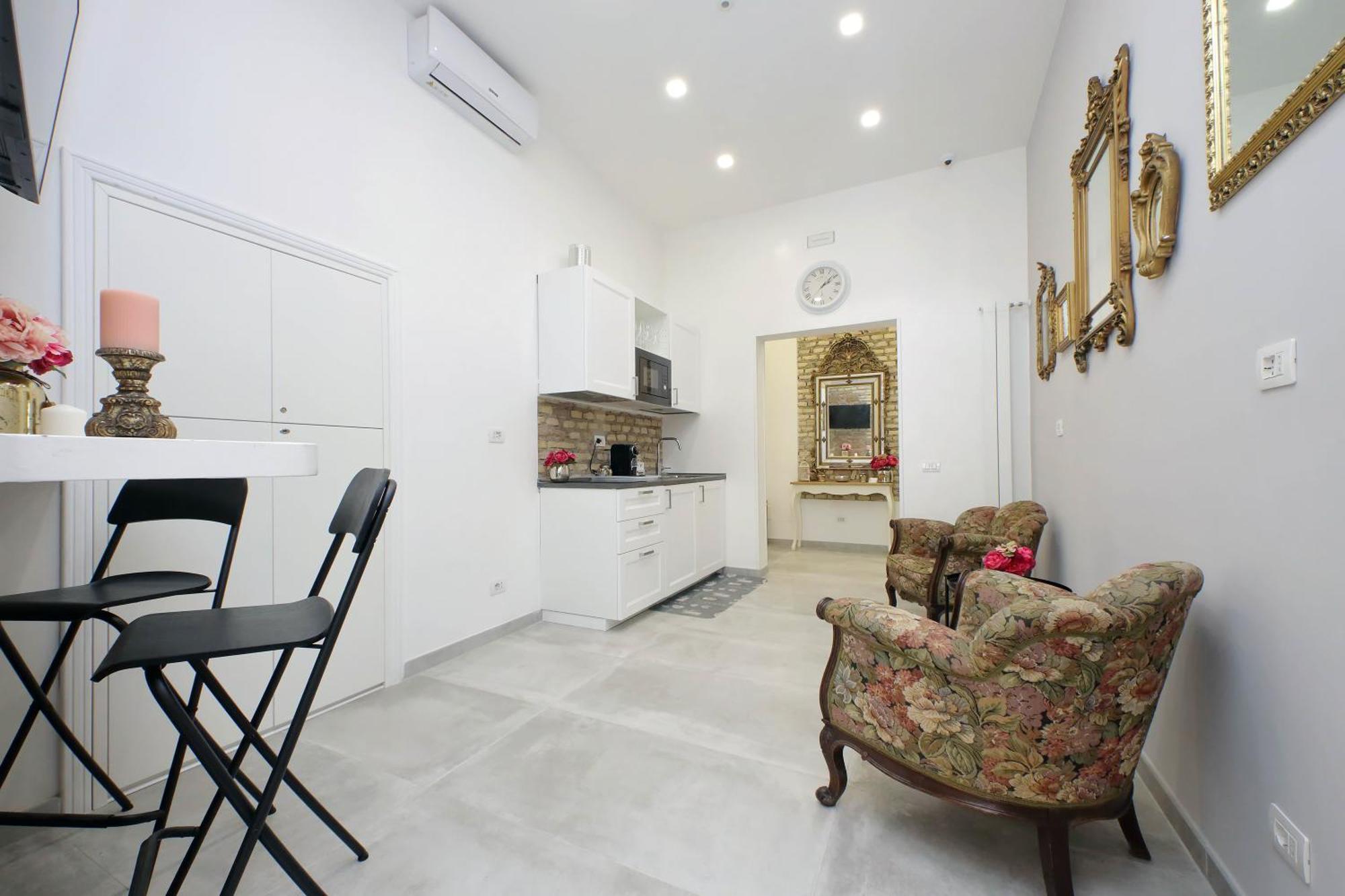 Roman Holiday Suites *