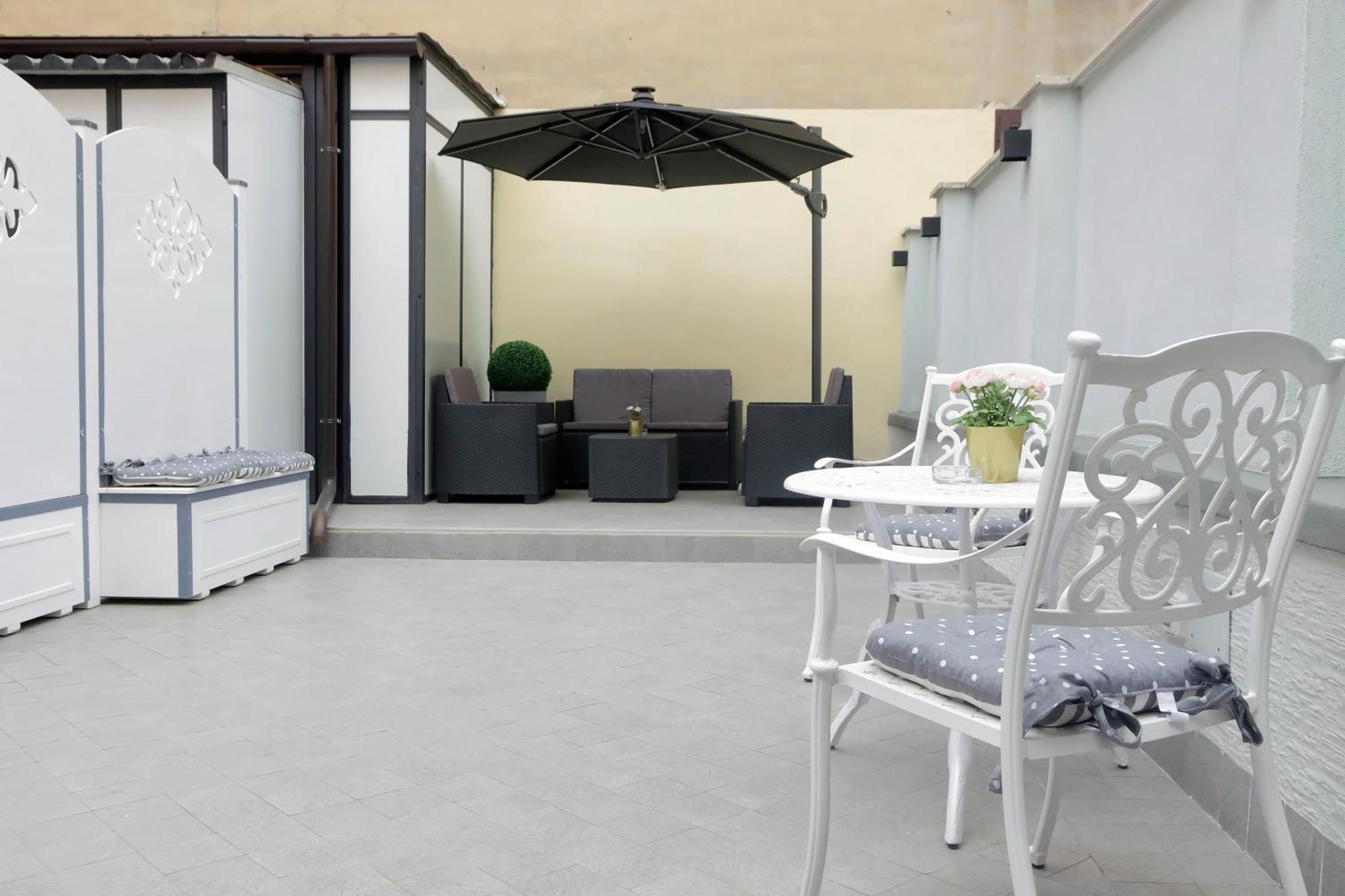 Roman Holiday Suites Guest house
