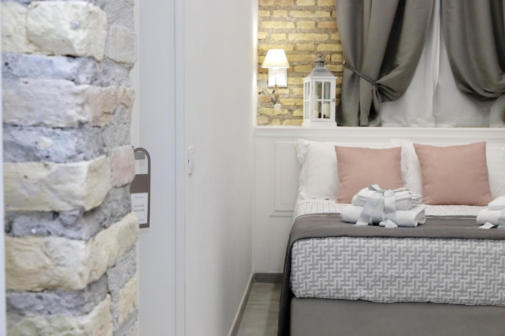 Roman Holiday Suites *