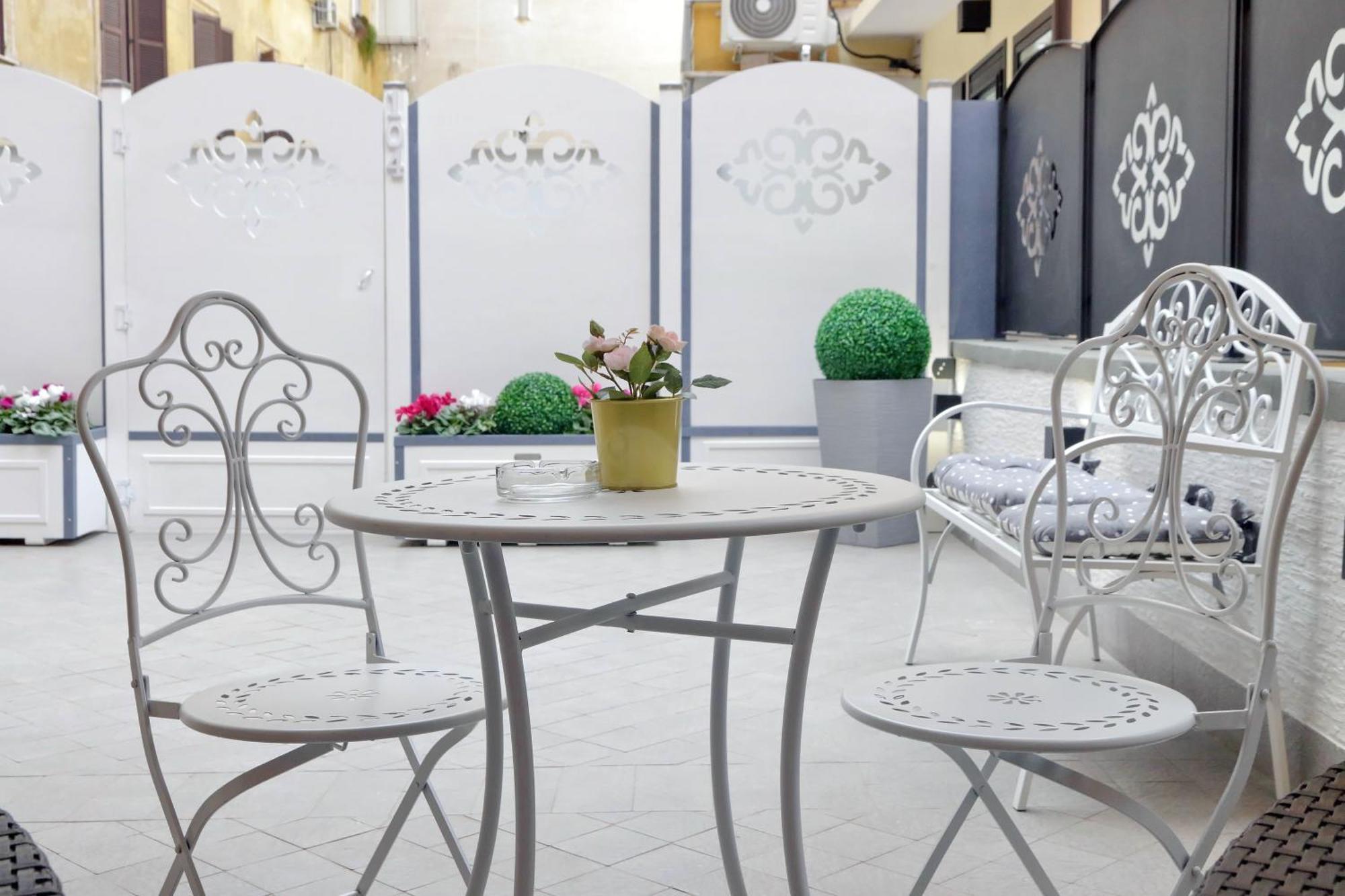 Roman Holiday Suites Guest house