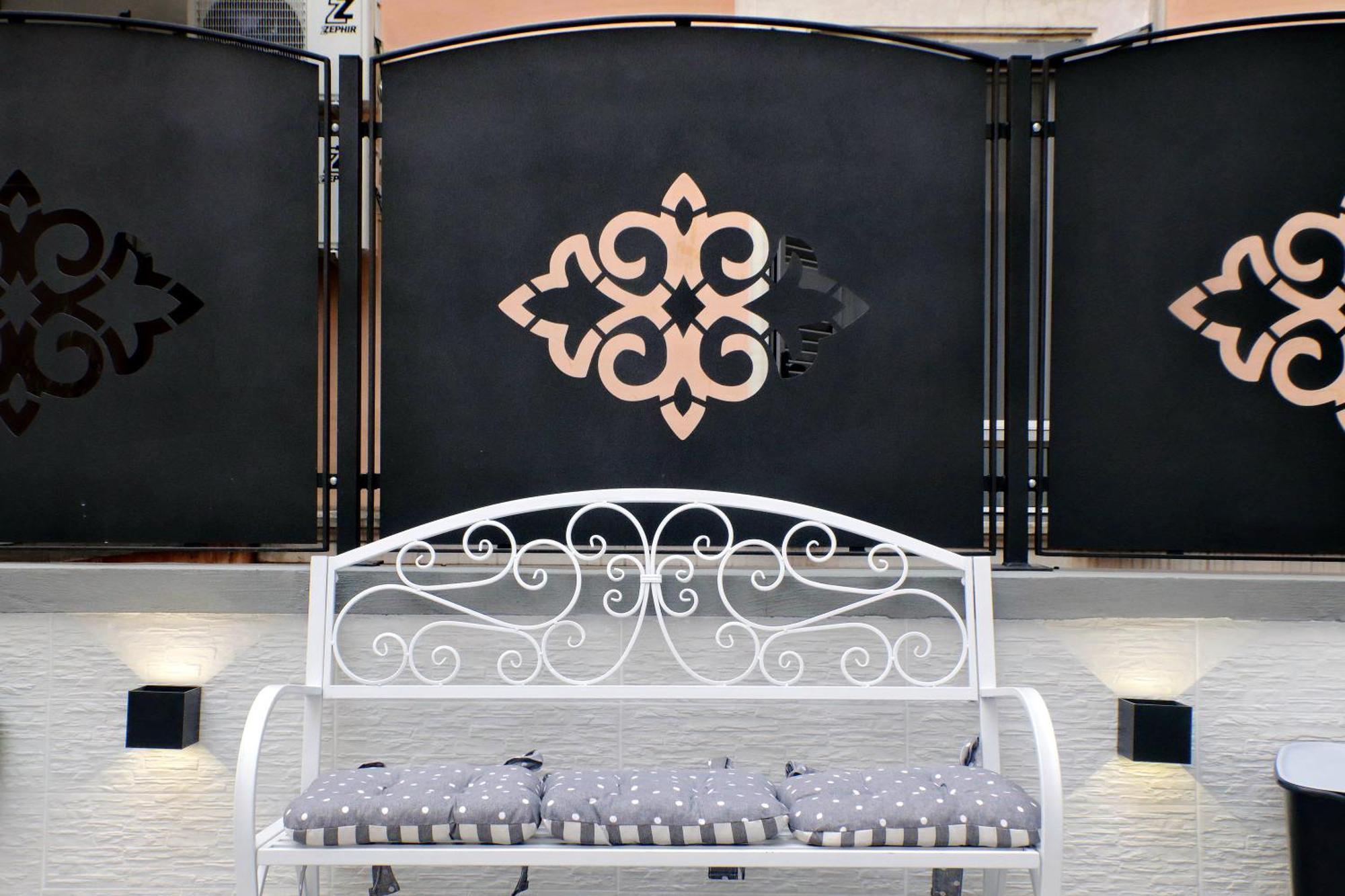 Roman Holiday Suites Guest house