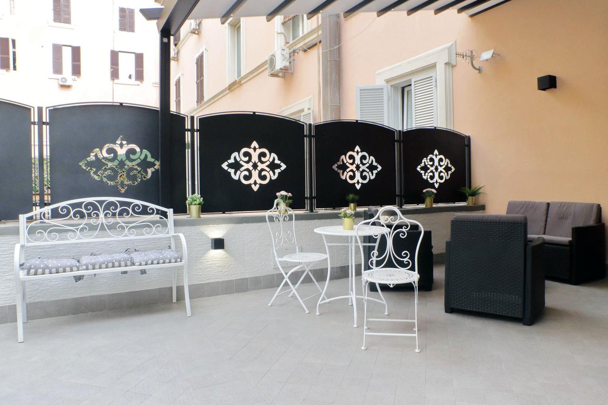 Roman Holiday Suites *