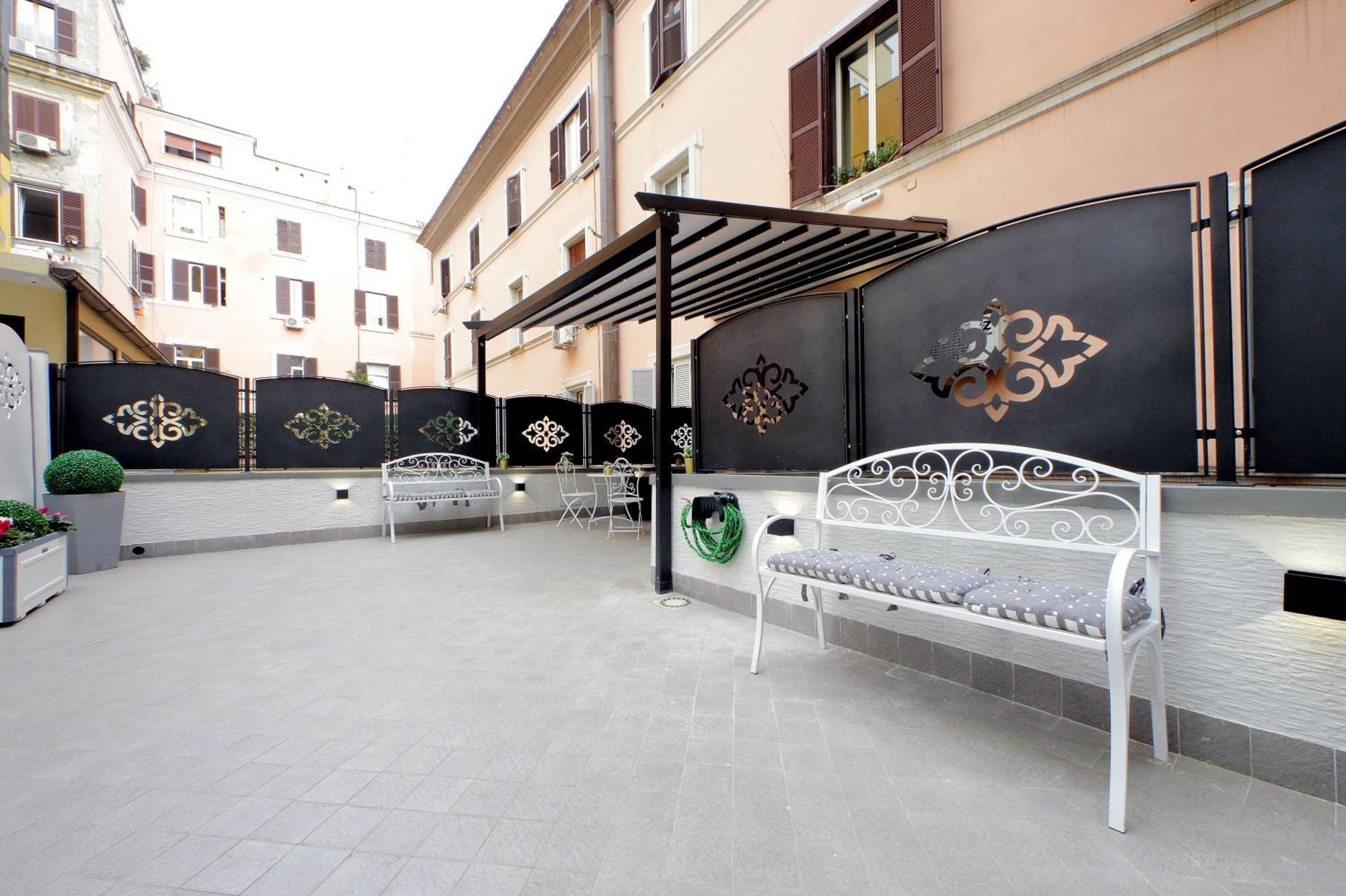 Roman Holiday Suites Guest house *