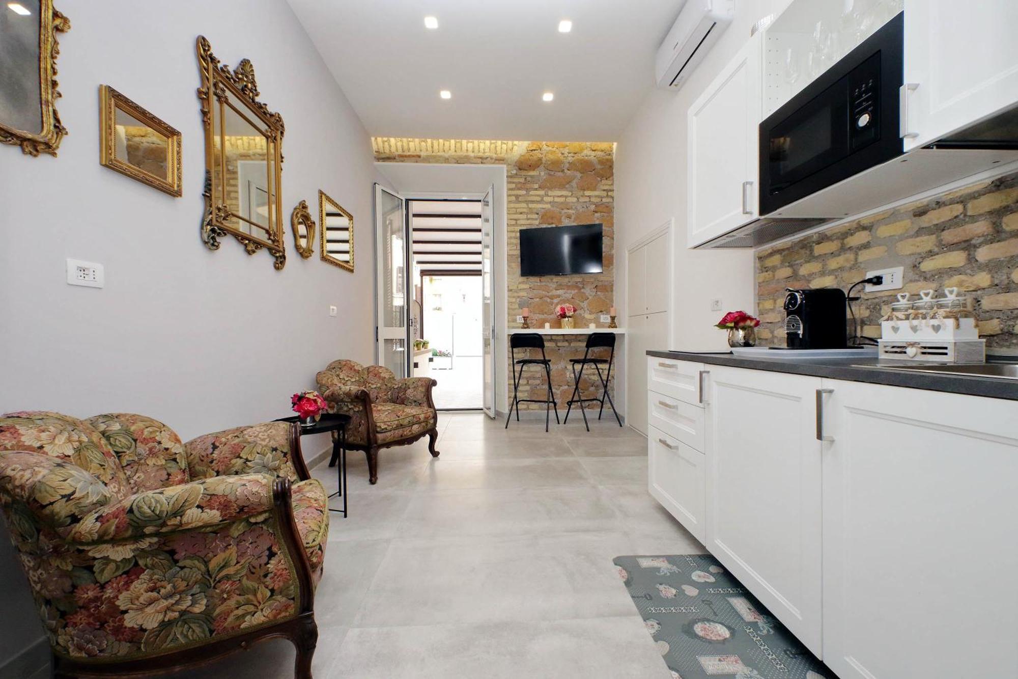 Roman Holiday Suites *