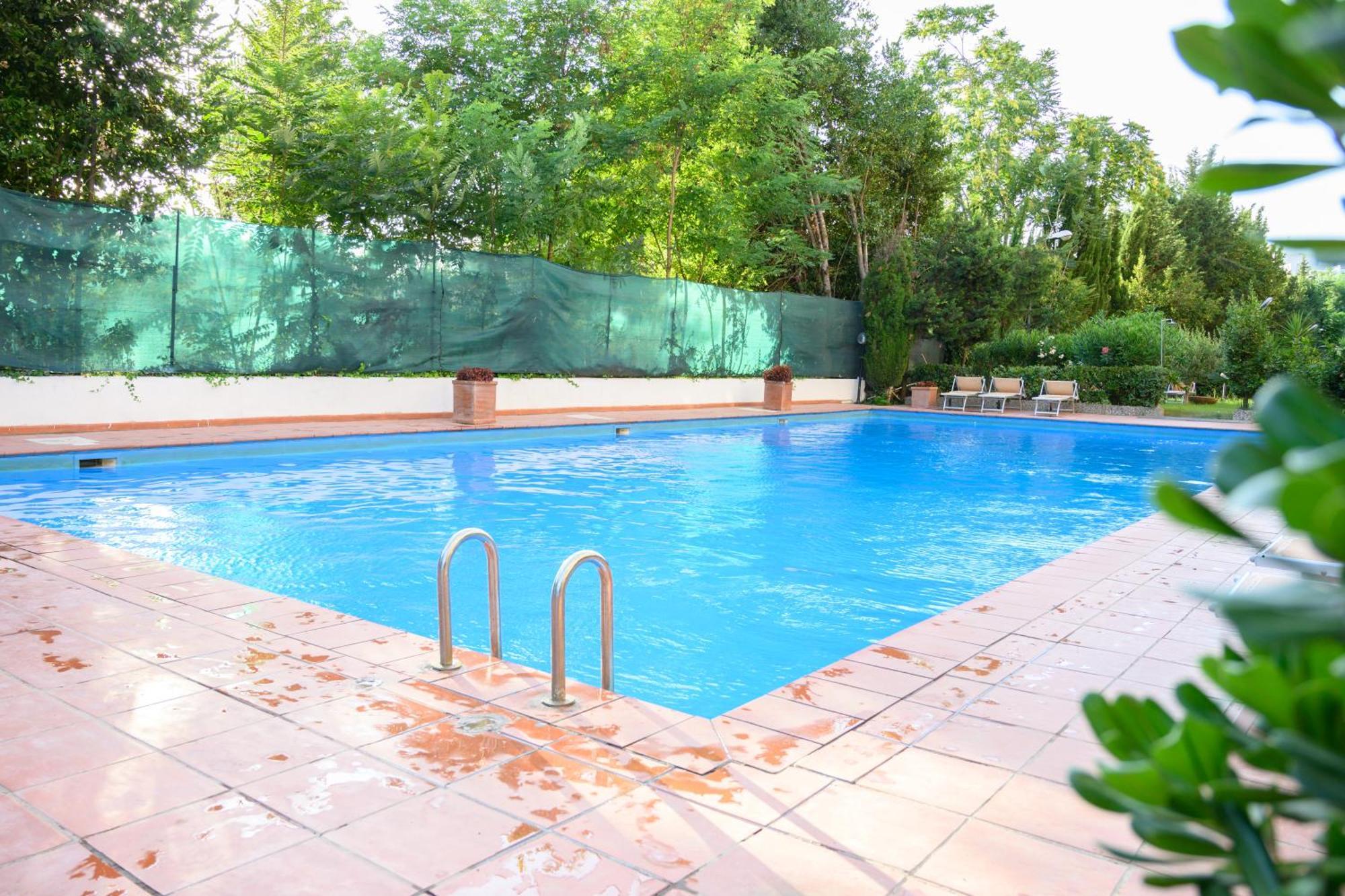 Laura Sweet Con Piscina