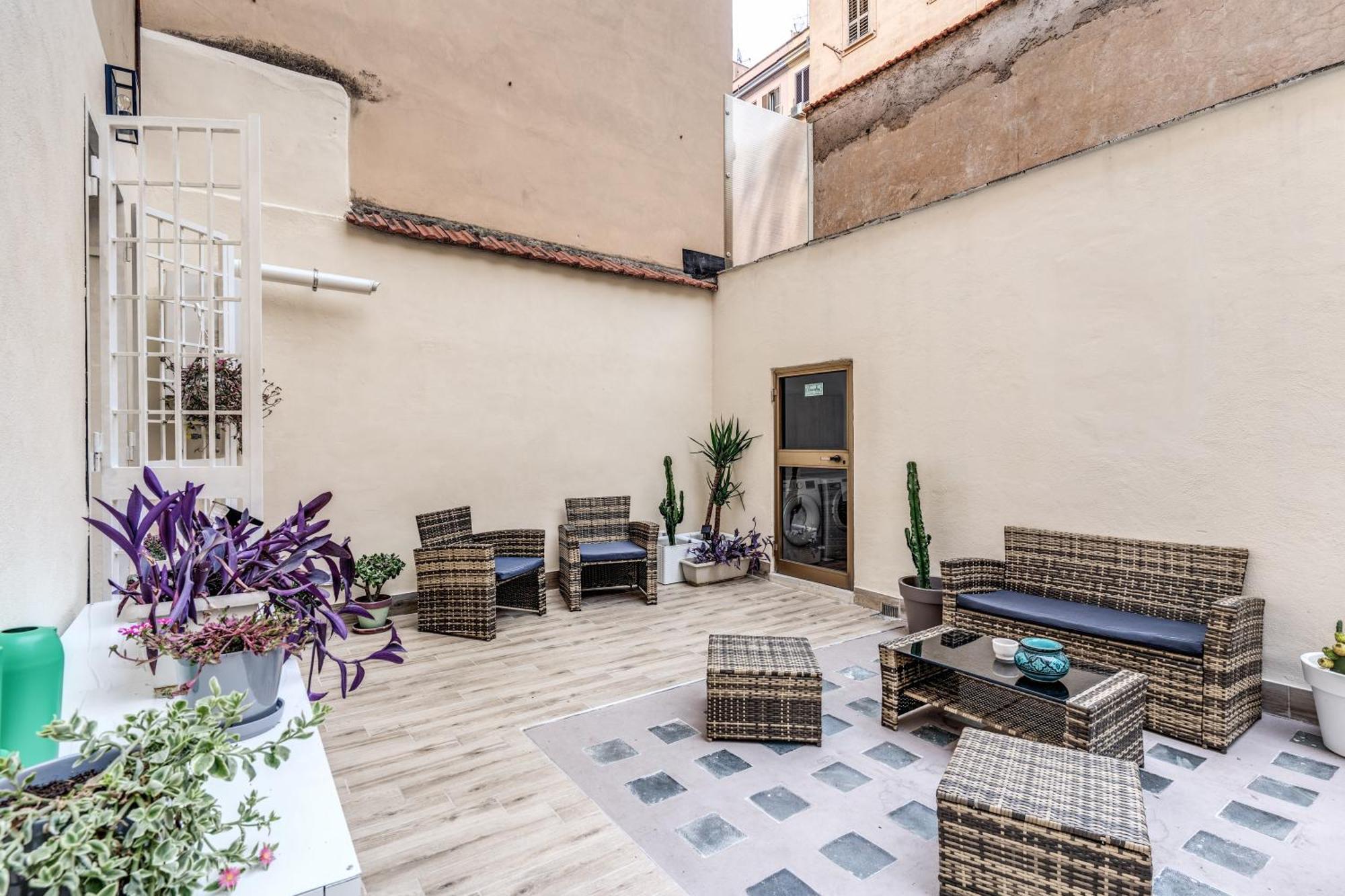 Nala & Kira - Two Big For Groups In The Center Of Apartment Rom