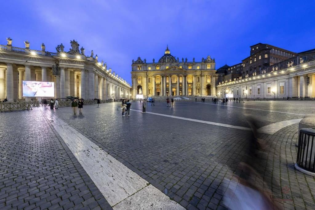 Lux Vatican In Front Of Saint Peter! Roma