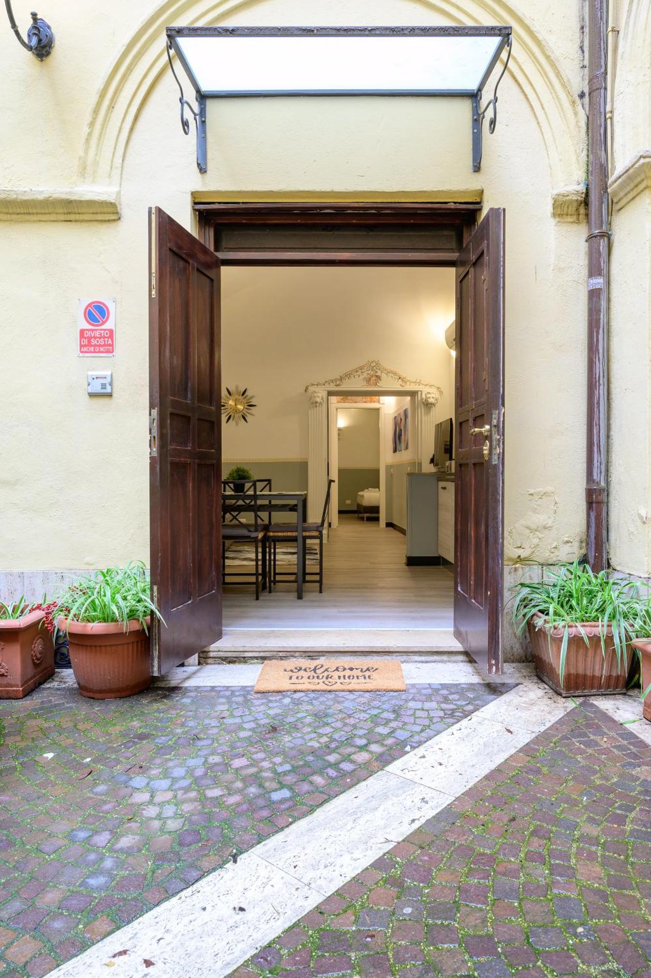 Via Di Torre Argentina *