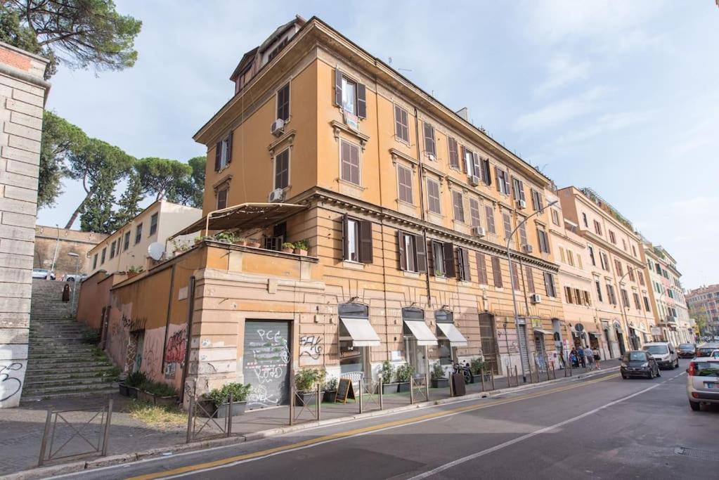 San Peter's - Cosy Renovated Penthouse Apartment *