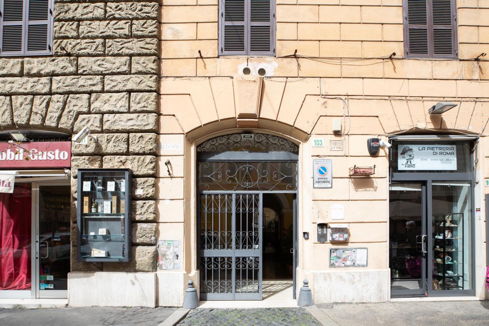Apartamento Iflat Contemporary Elegance In The Heart Of