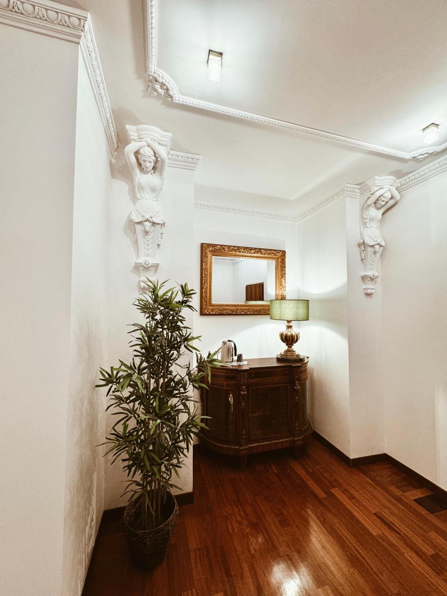 Residenza Tritone Luxury Trevi Fountain Gjestgiverier *
