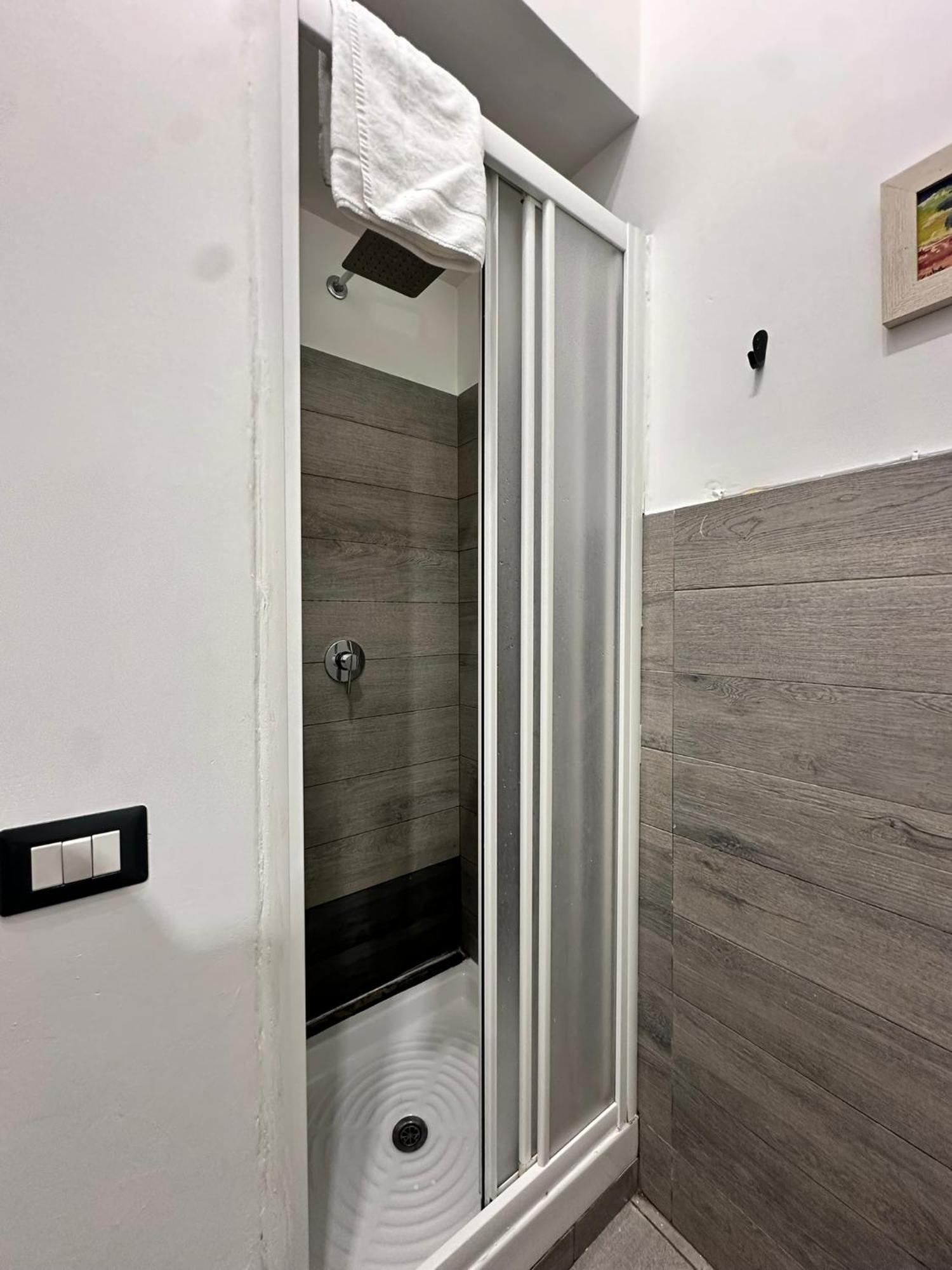 Jef Vaticano, Apartamento *