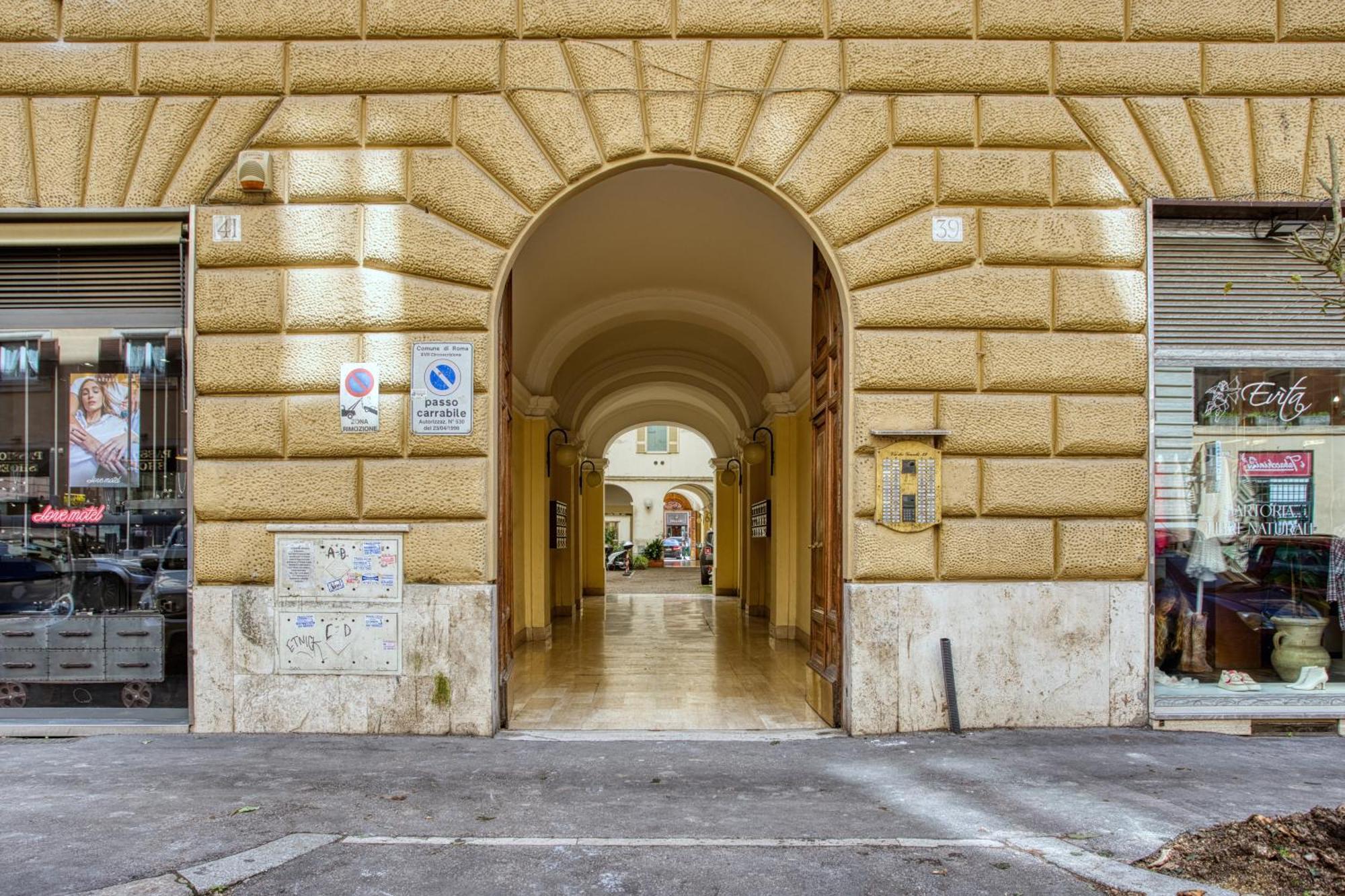 Clausim Domus: New Brightful Flat Next To The Vatican Apartment *