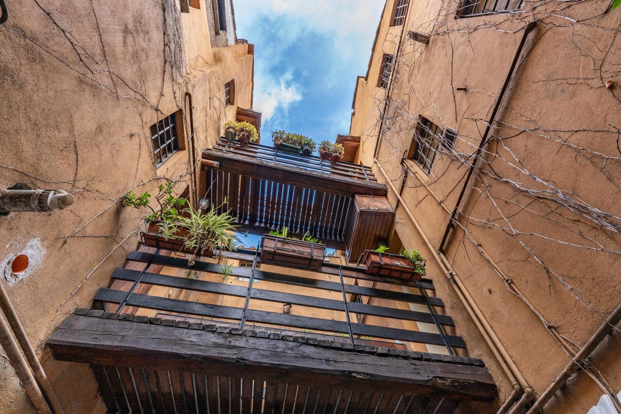 Maya Rhome Trastevere