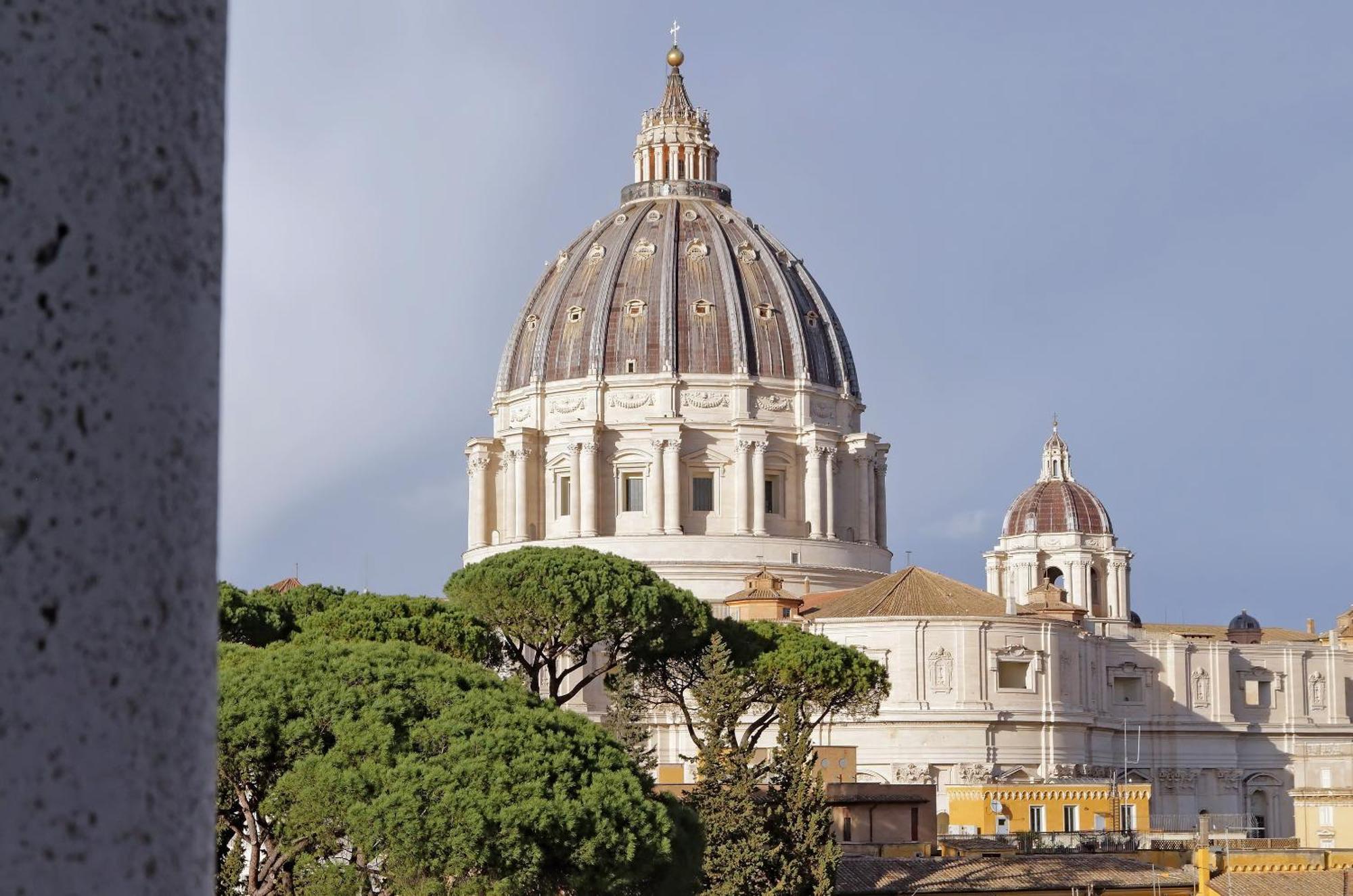 Ych-una Finestra Sulla Cupola Di San Pietro
